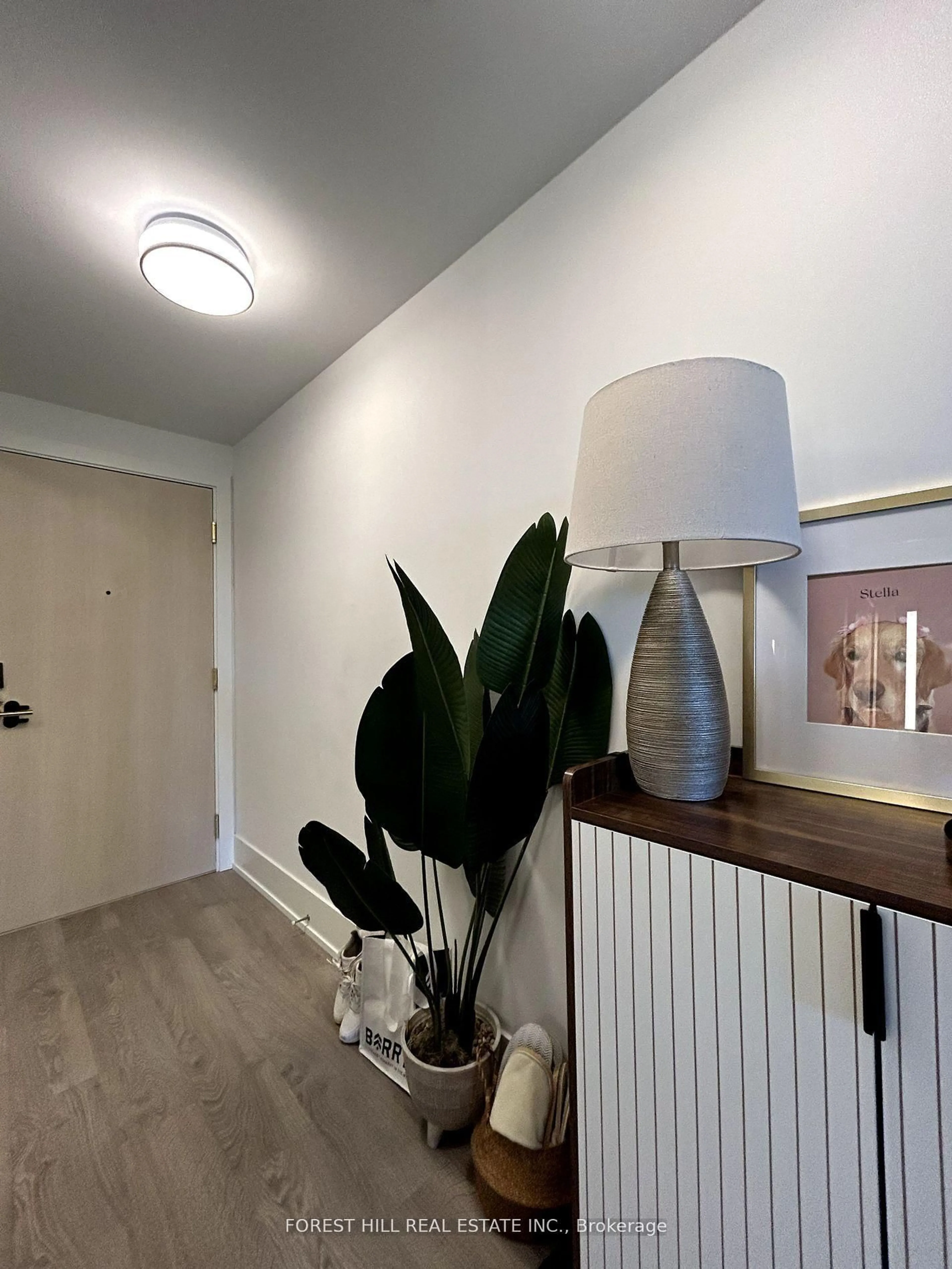 Indoor entryway for 480 Front St #904, Toronto Ontario M5V 0V5