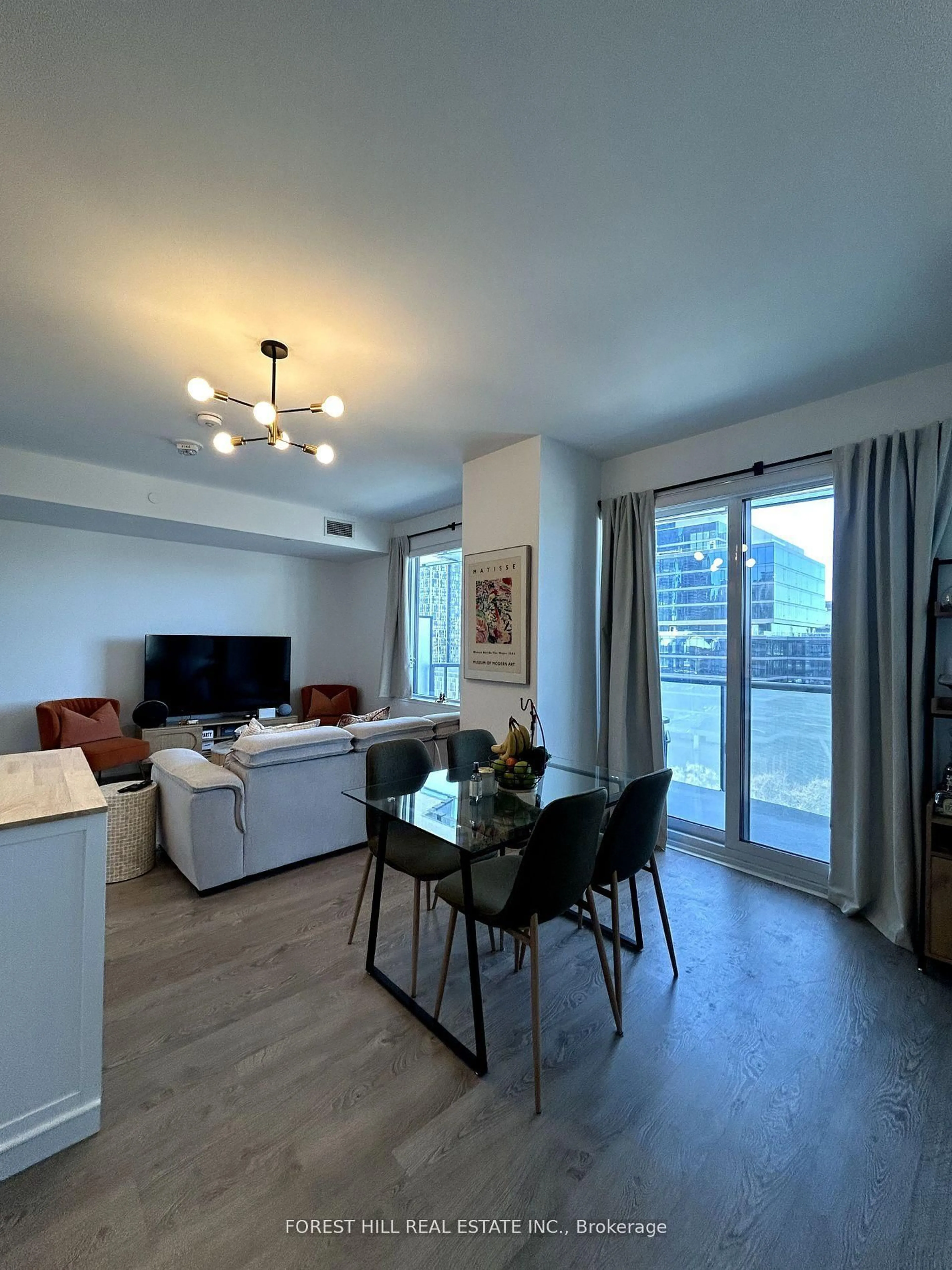 Living room with furniture, wood/laminate floor for 480 Front St #904, Toronto Ontario M5V 0V5