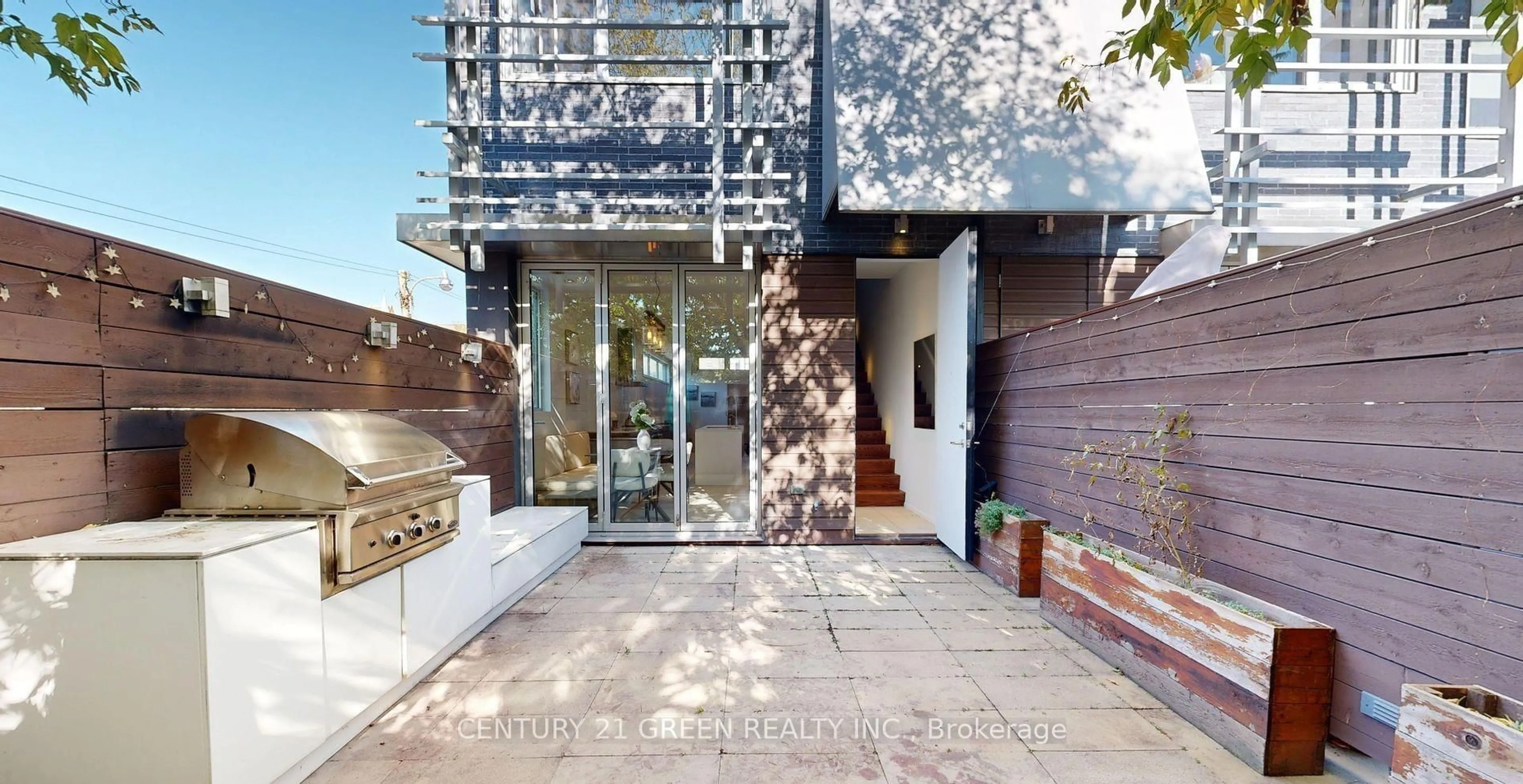 Home with brick exterior material, building for 56 Lippincott St #8, Toronto Ontario M5T 2R5