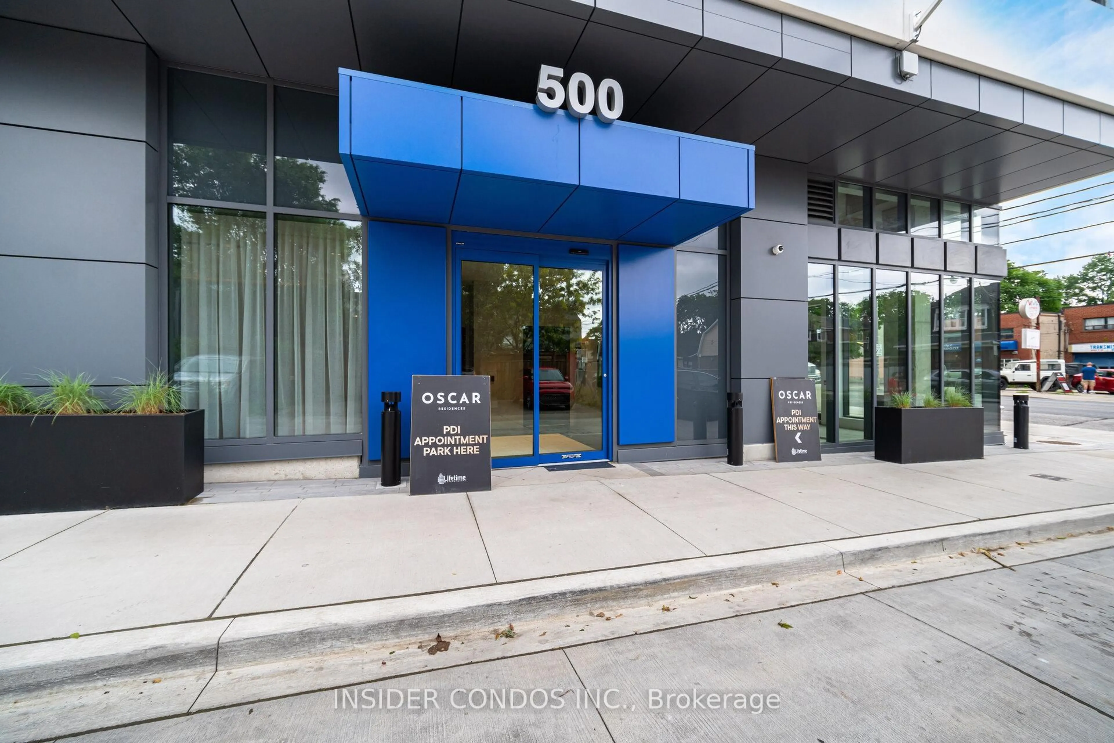 Indoor foyer for 500 Dupont St #717, Toronto Ontario M6G 1Y7
