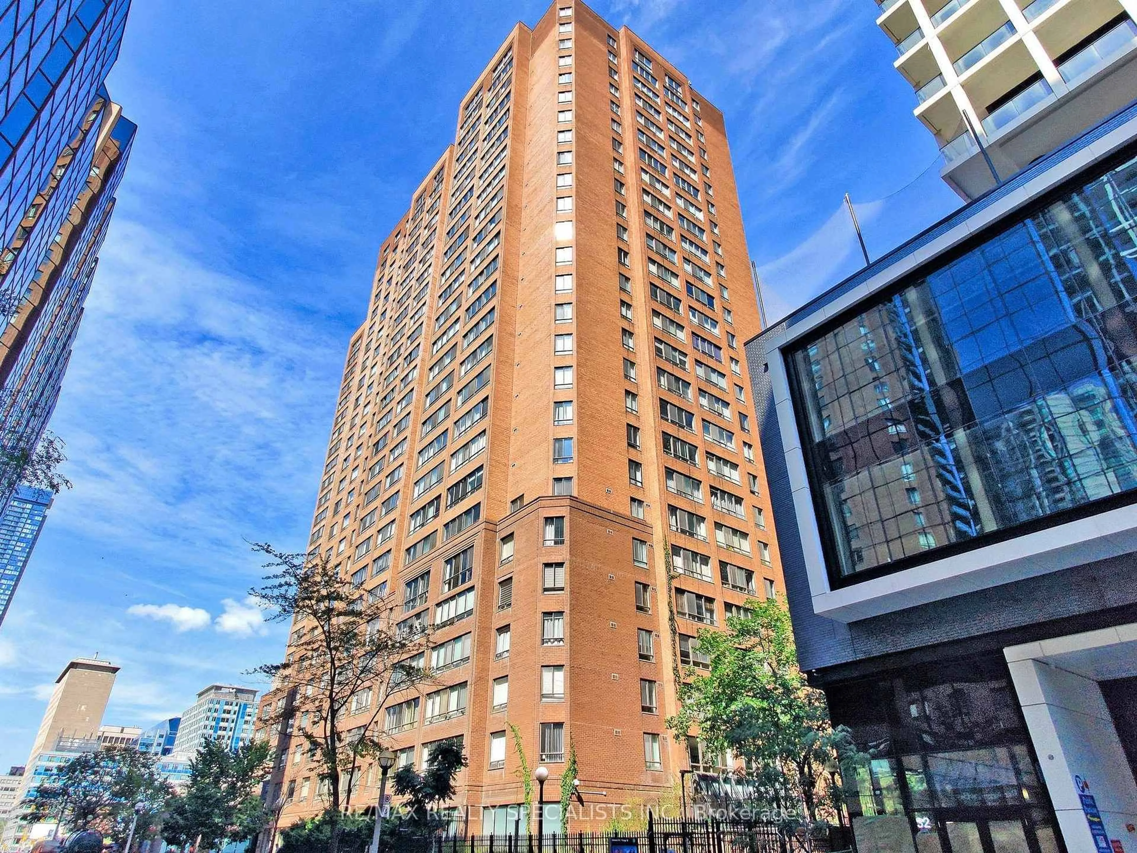 Unknown for 633 Bay St #1711, Toronto Ontario M5G 2G4