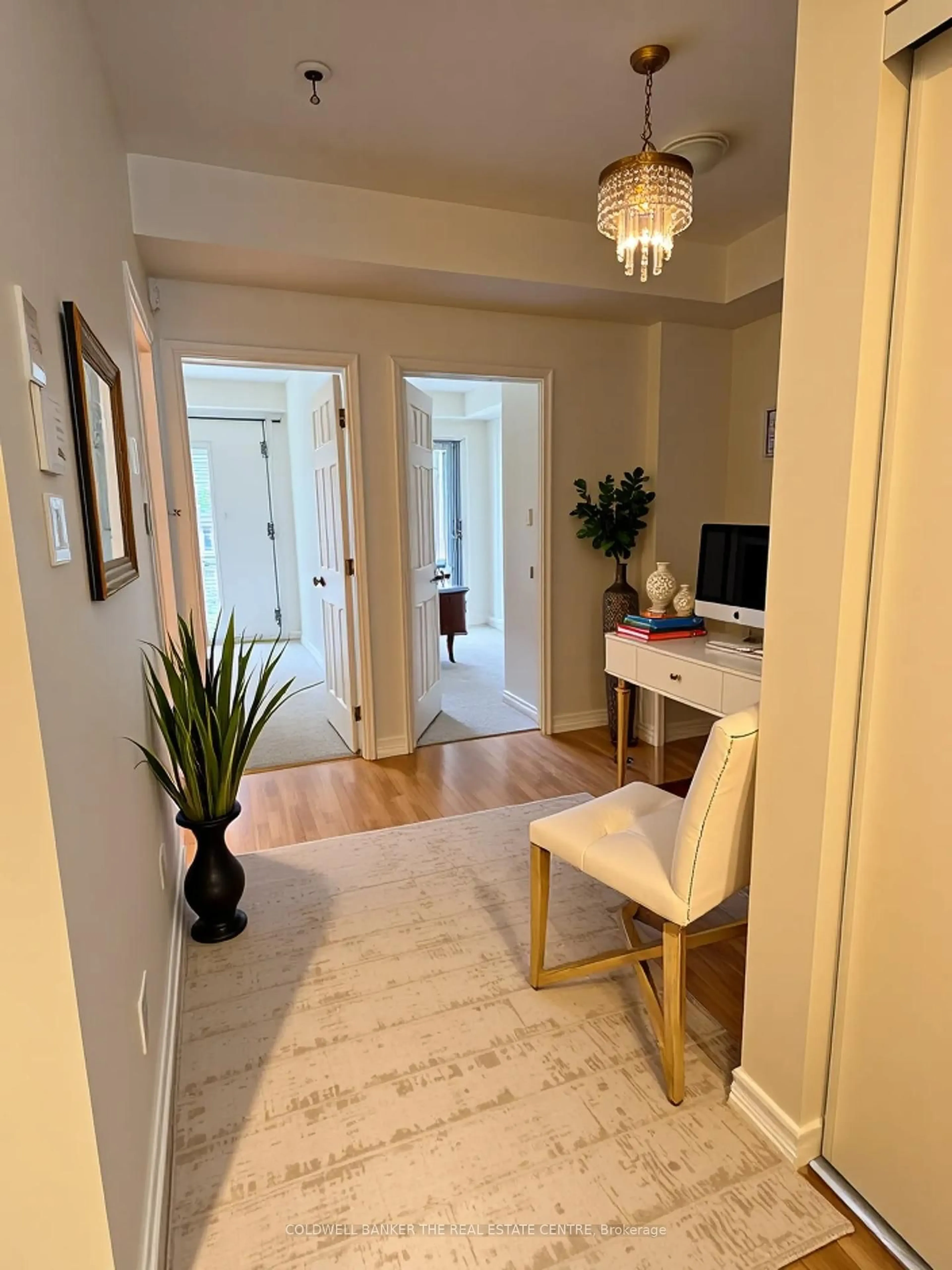 Indoor entryway for 19 Coneflower Cres #120, Toronto Ontario M2R 0A5
