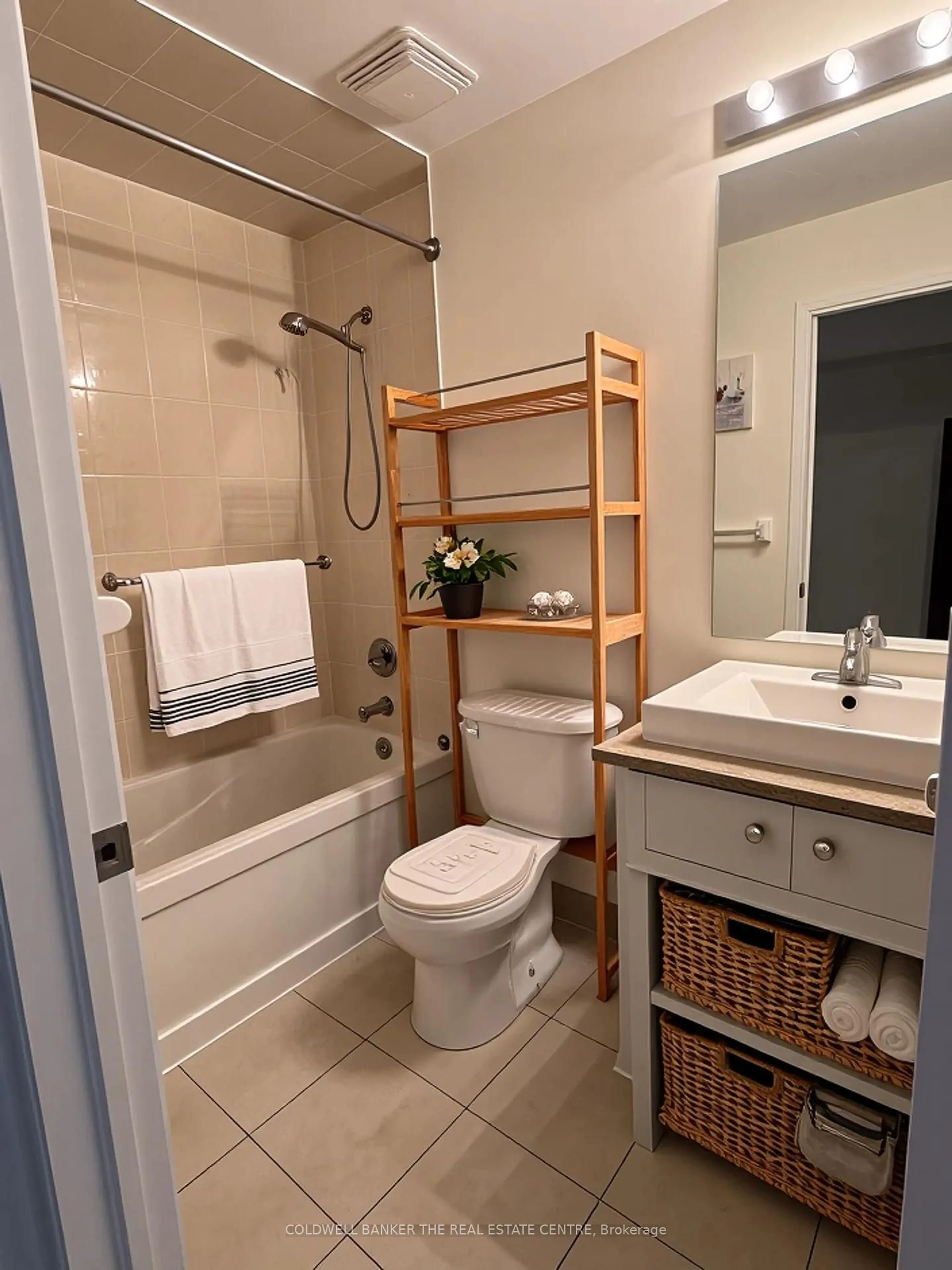 Standard bathroom, ceramic/tile floor for 19 Coneflower Cres #120, Toronto Ontario M2R 0A5