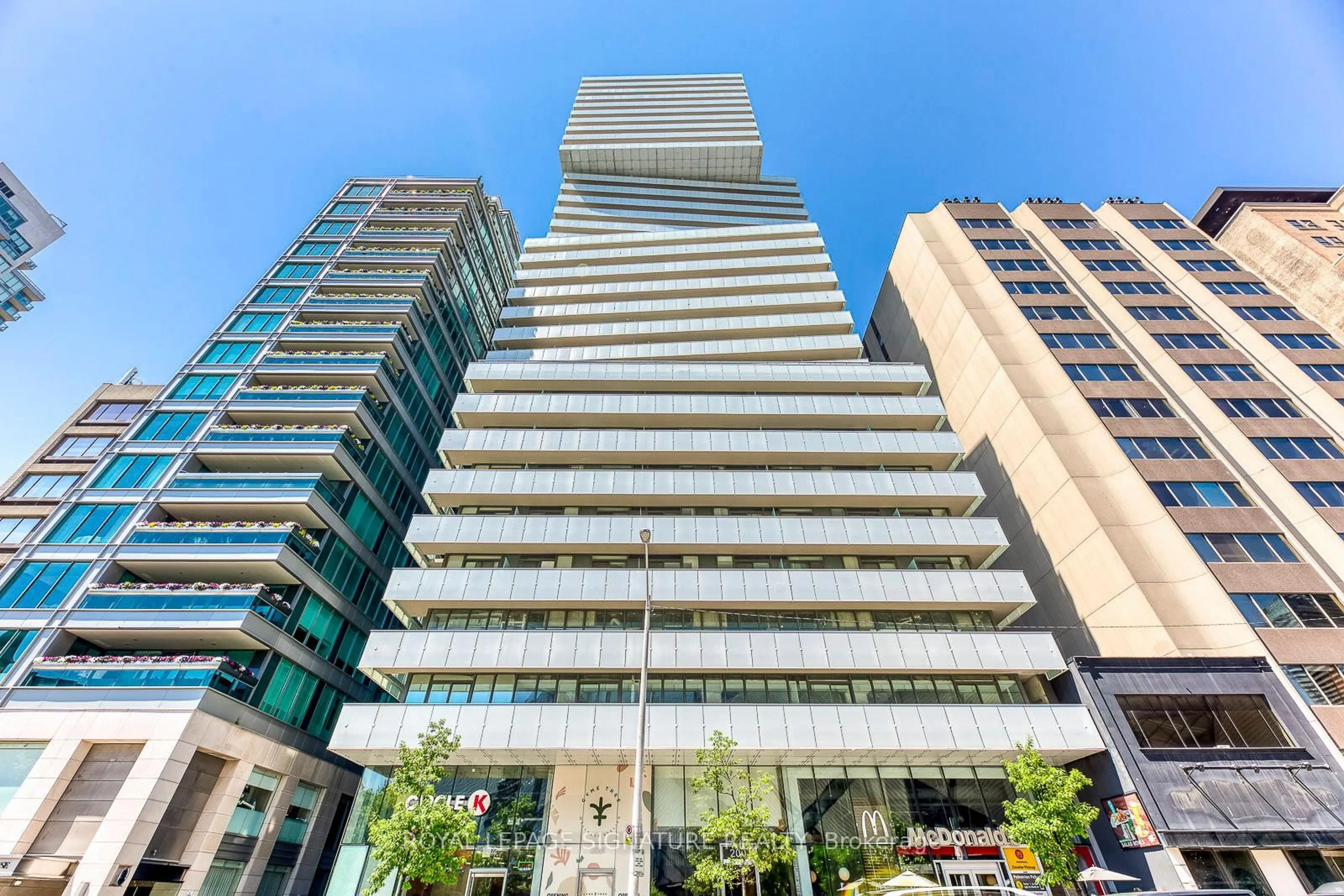 Indoor foyer for 200 Bloor St #401, Toronto Ontario M5S 0B1