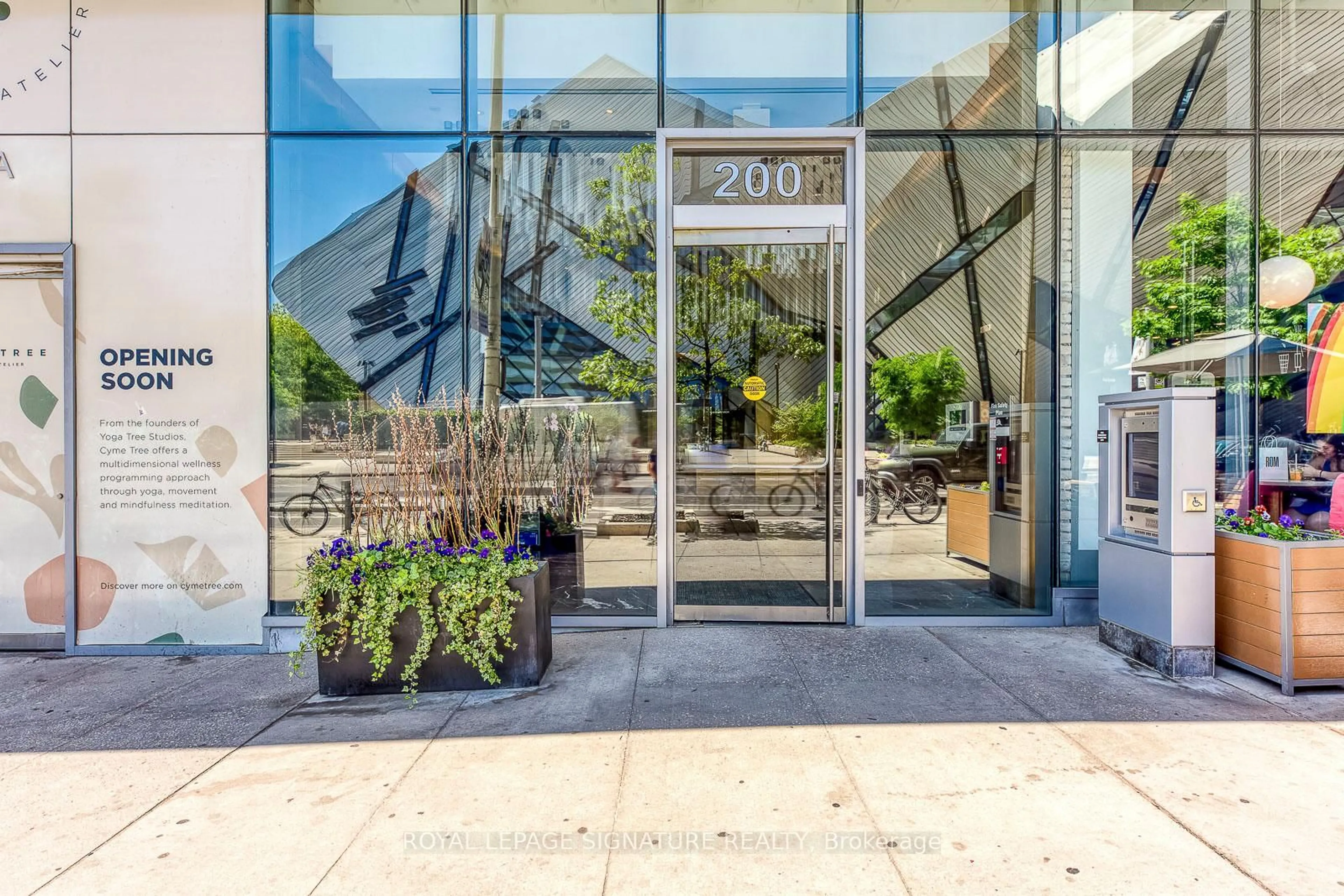 Indoor foyer for 200 Bloor St #401, Toronto Ontario M5S 0B1
