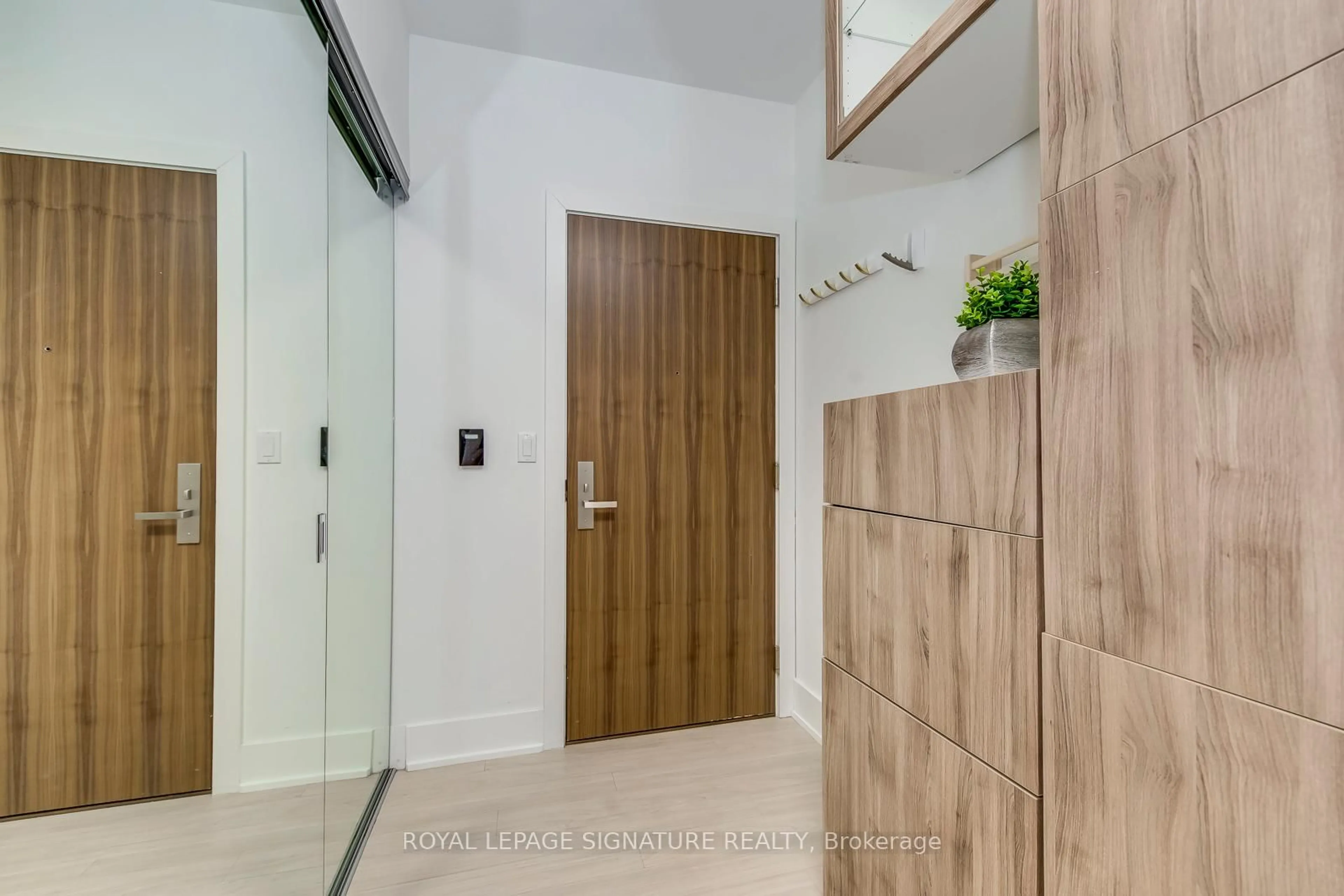 Indoor entryway for 200 Bloor St #401, Toronto Ontario M5S 0B1