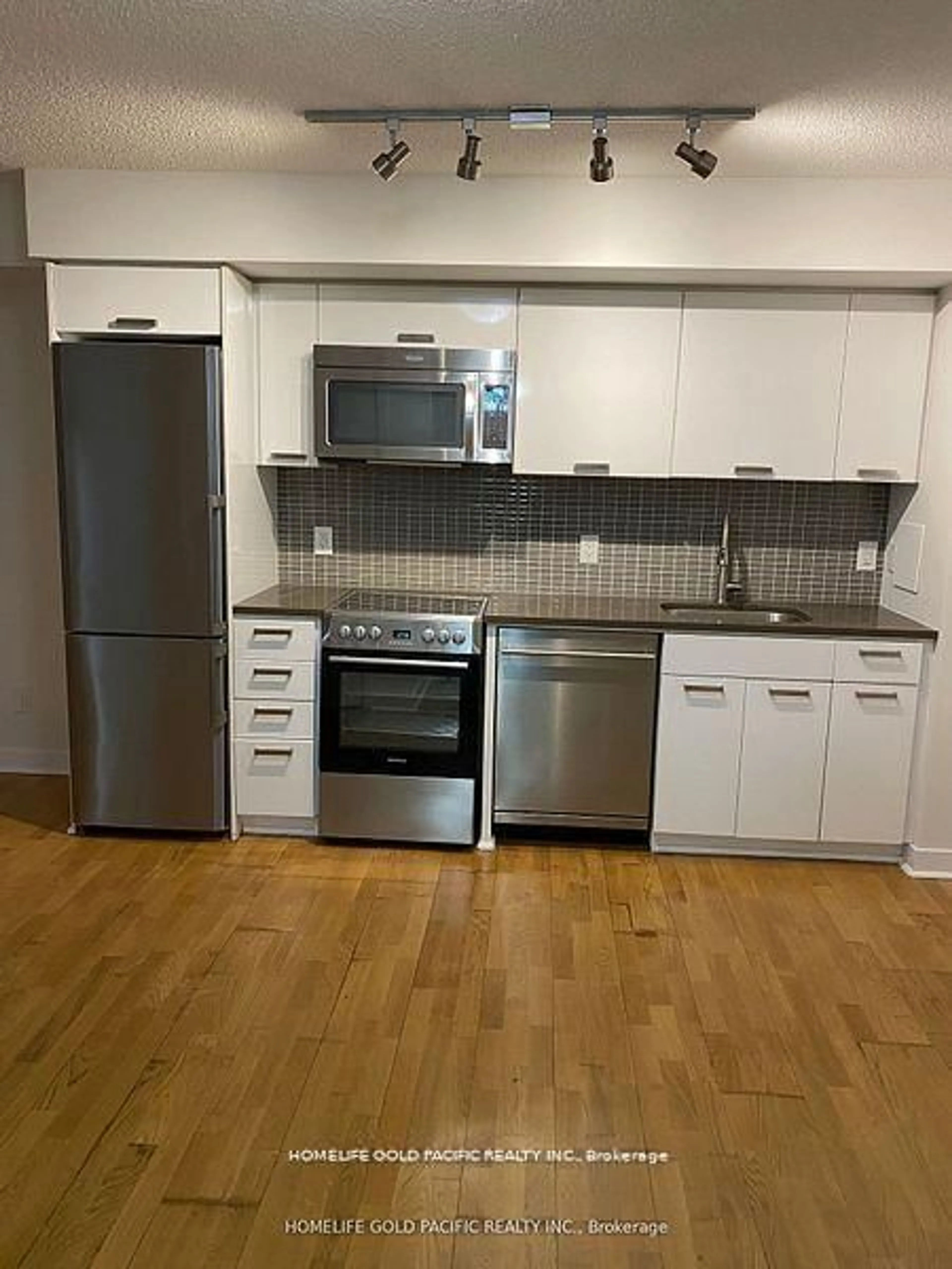 Standard kitchen, wood/laminate floor for 295 Adelaide St #418, Toronto Ontario M5V 1P7