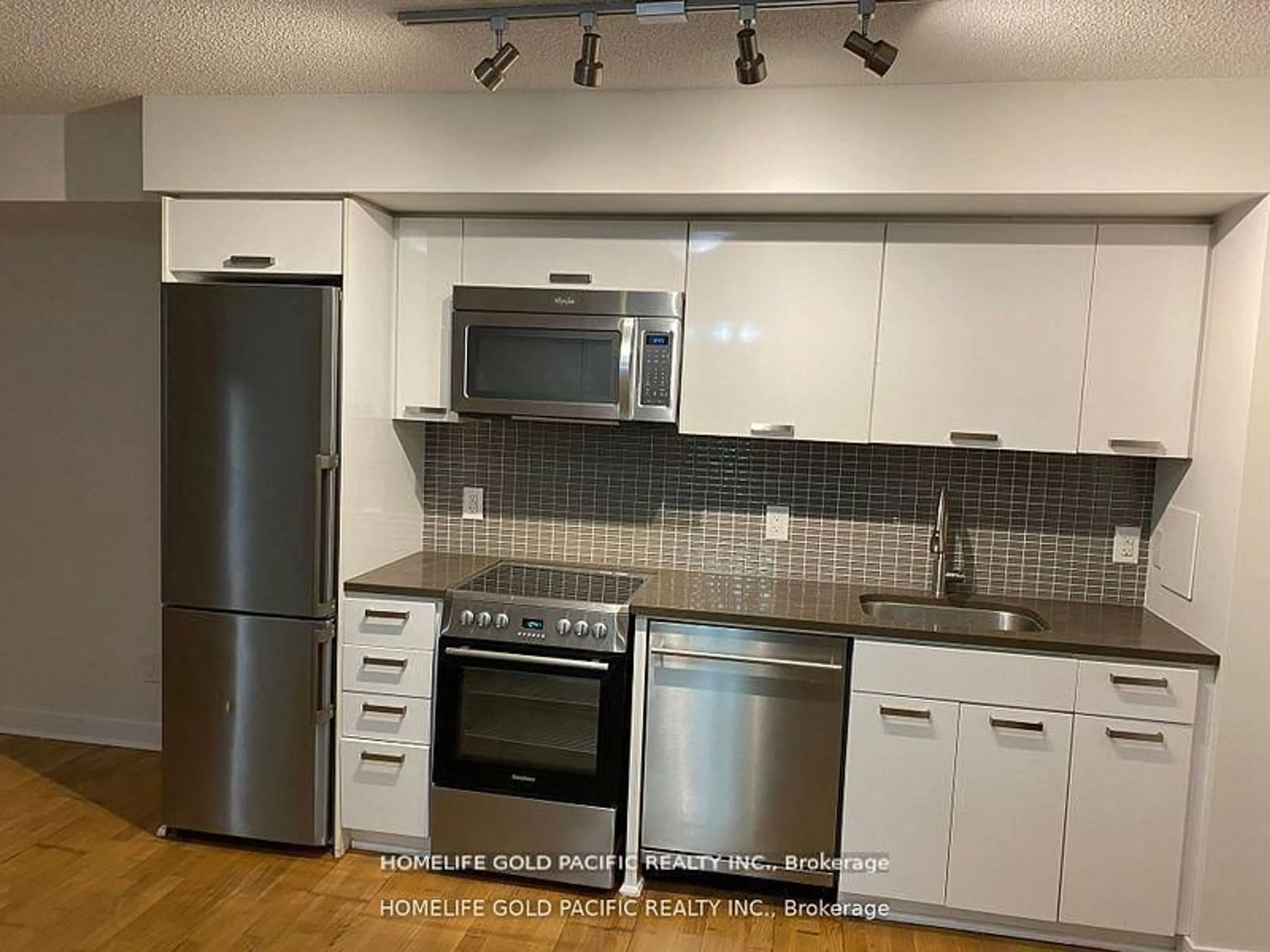 Standard kitchen, wood/laminate floor for 295 Adelaide St #418, Toronto Ontario M5V 1P7