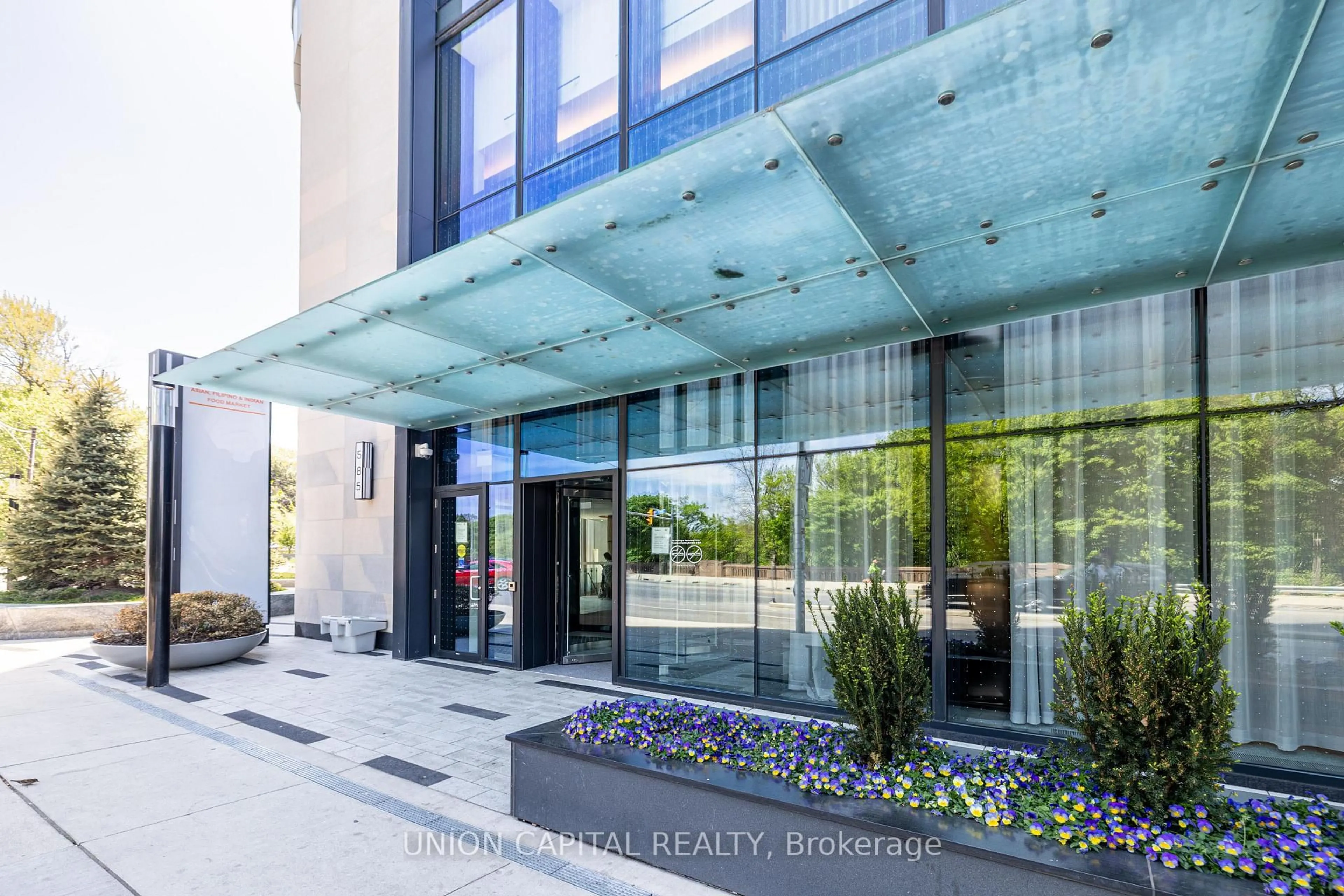 Indoor foyer for 585 Bloor St #815, Toronto Ontario M4W 0B3