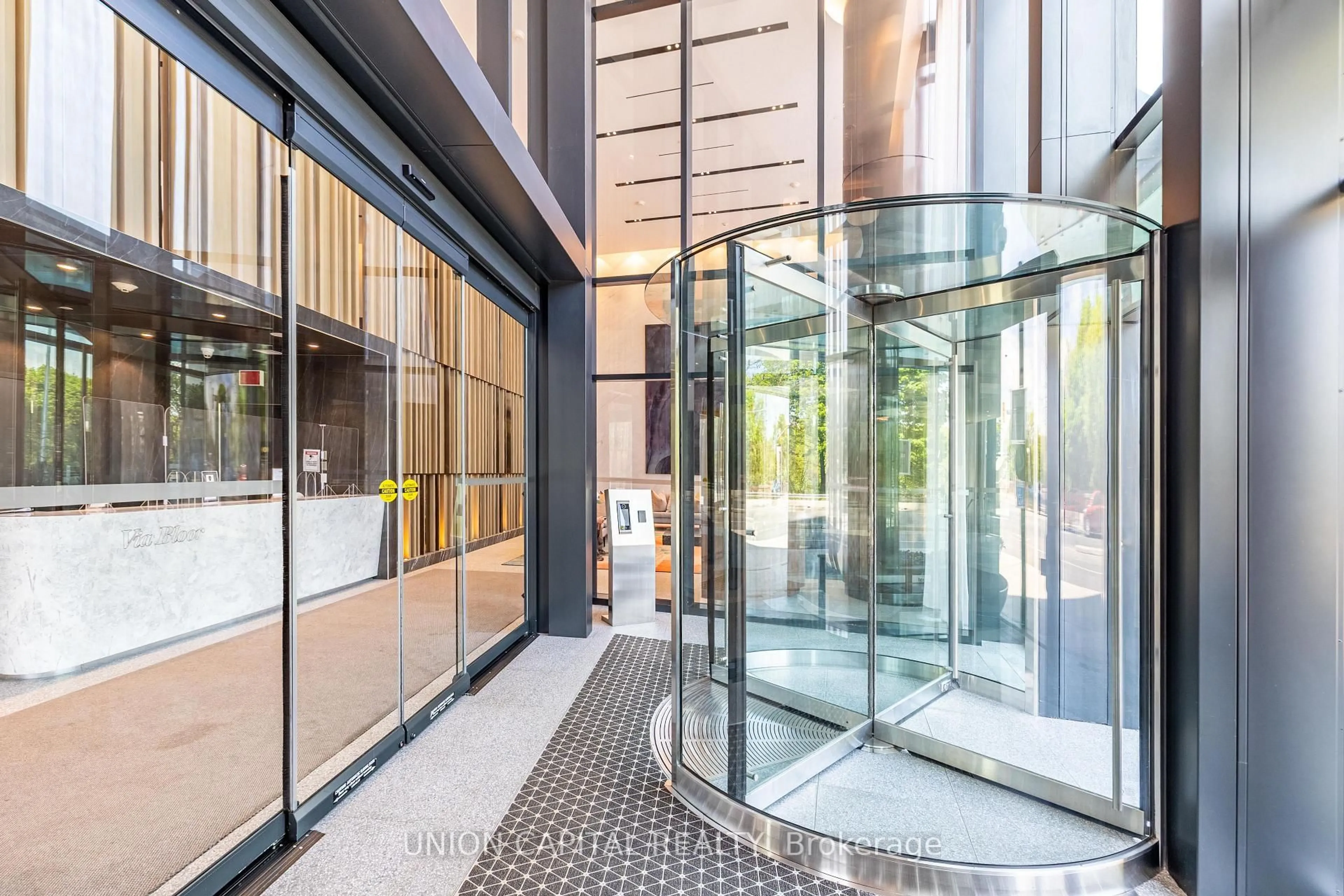 Indoor foyer for 585 Bloor St #815, Toronto Ontario M4W 0B3