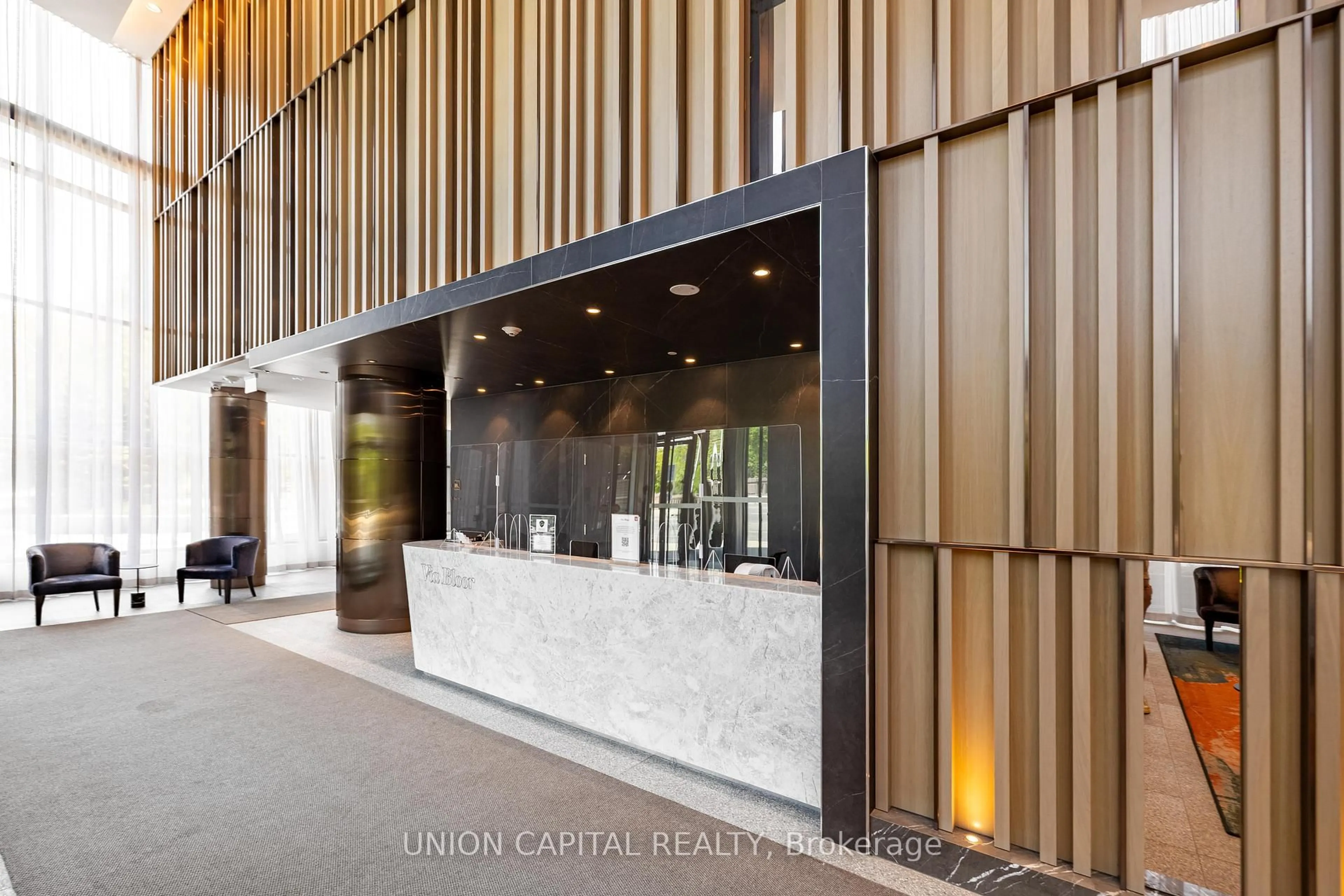 Indoor foyer for 585 Bloor St #815, Toronto Ontario M4W 0B3