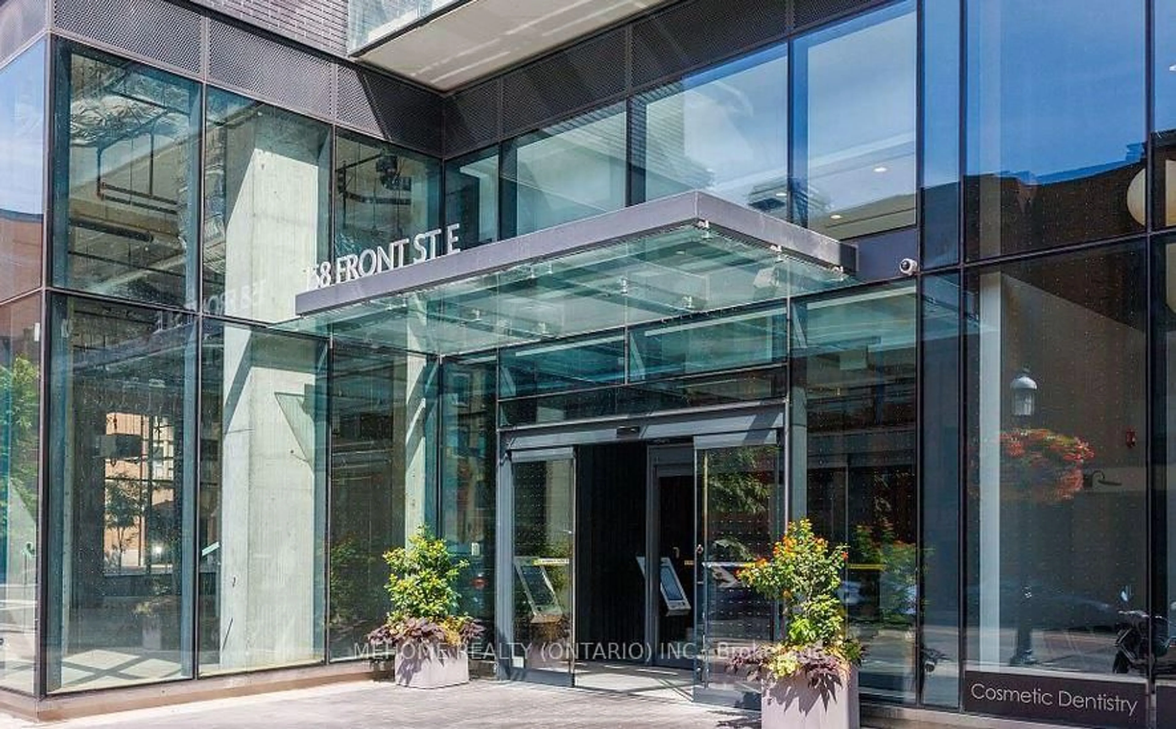 Indoor foyer for 158 Front St #402, Toronto Ontario M5A 0K9