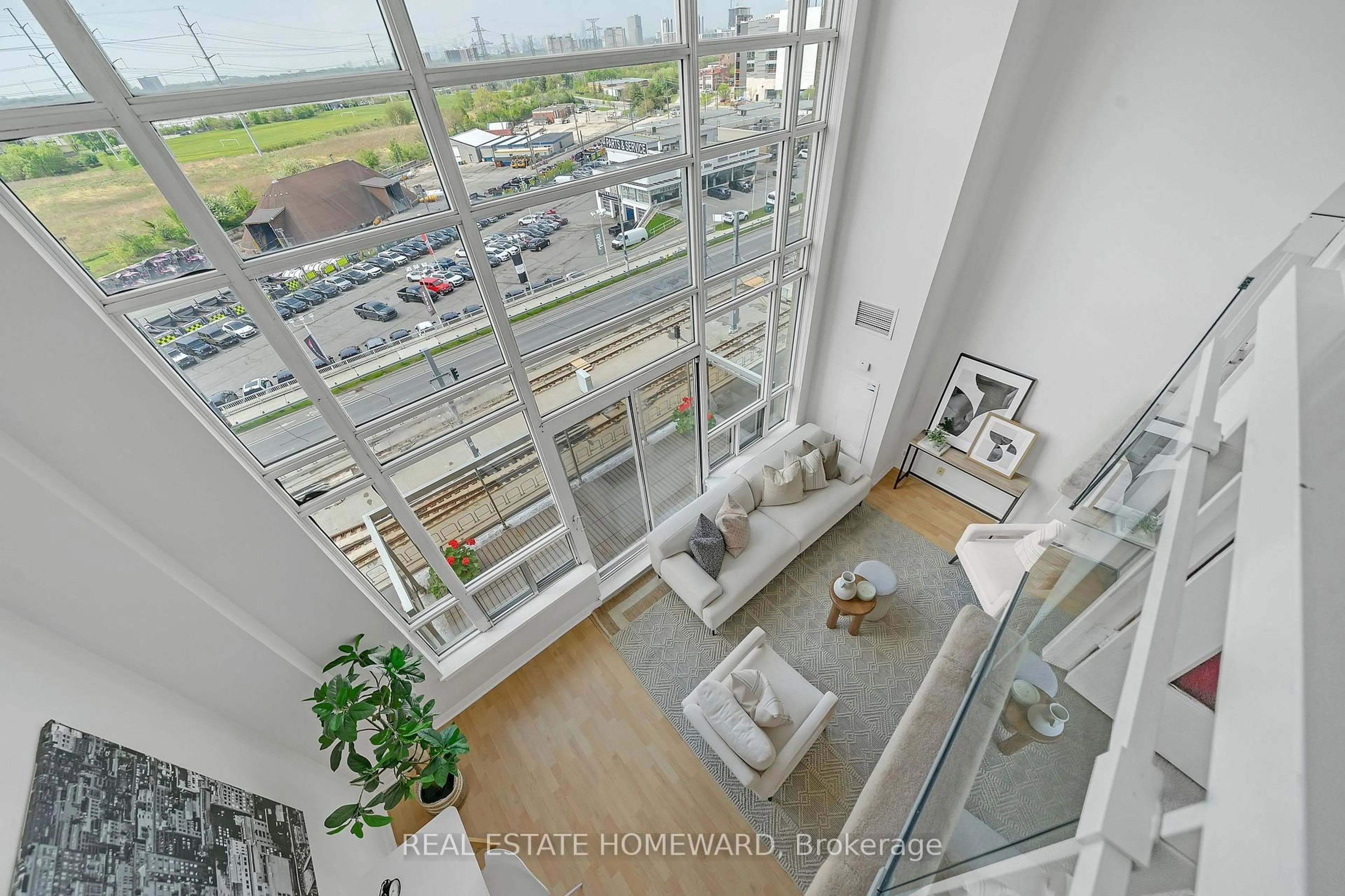 Indoor foyer for 1720 Eglinton Ave #812, Toronto Ontario M4A 2X8