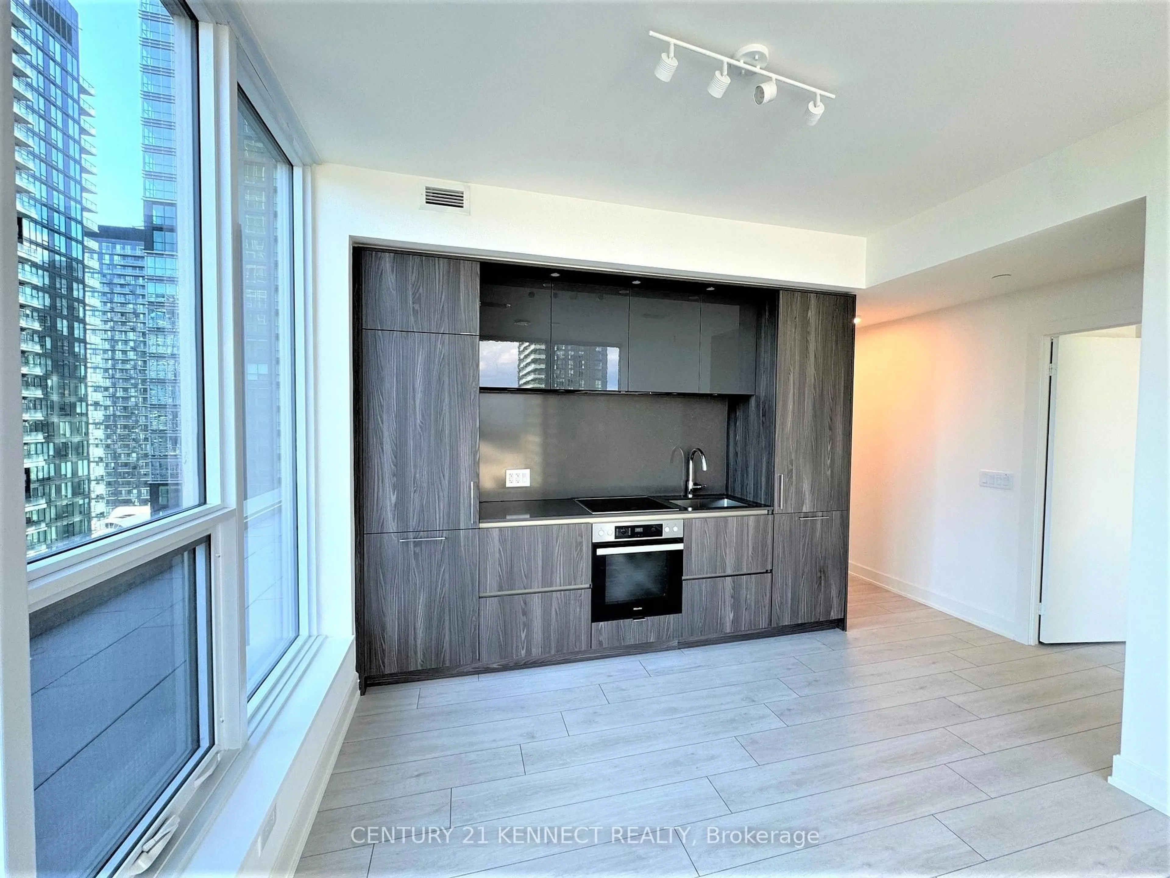 Open concept kitchen, wood/laminate floor for 15 Mercer St #2802, Toronto Ontario M5T 0T8