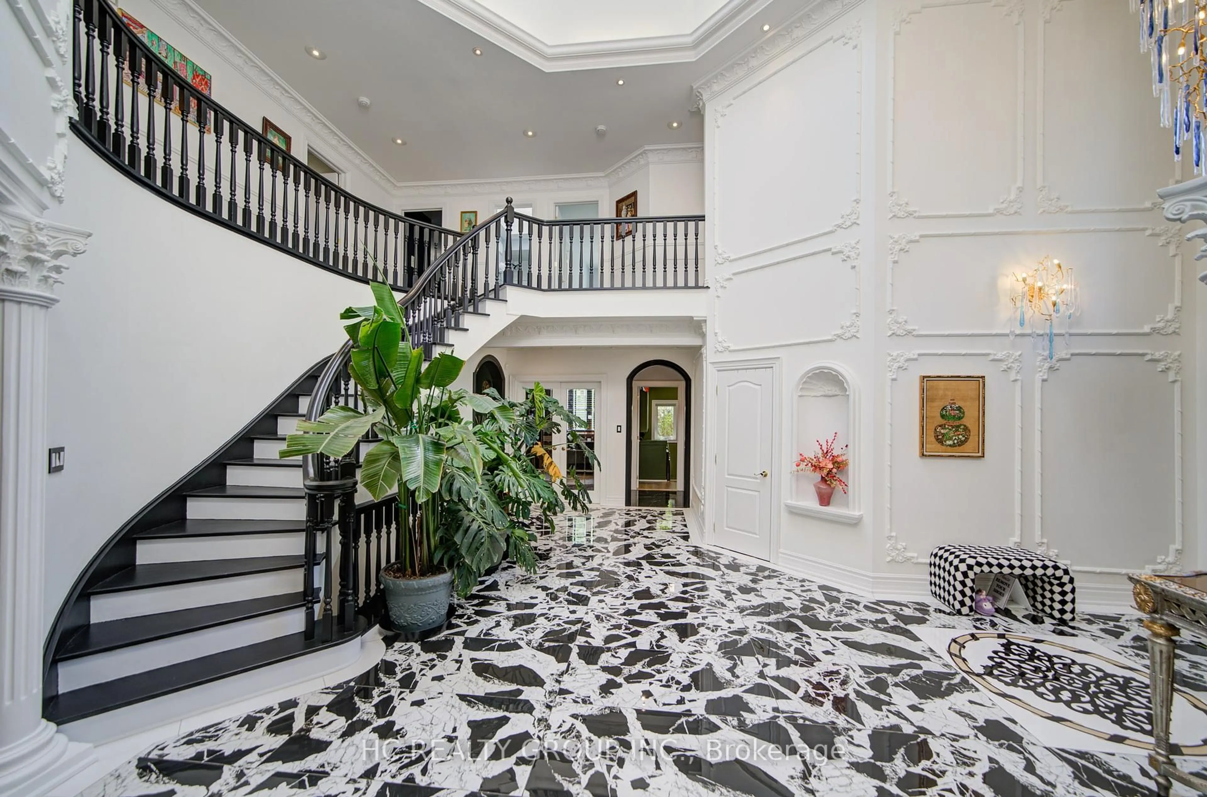 Indoor foyer for 156 Burbank Dr, Toronto Ontario M2K 1P1