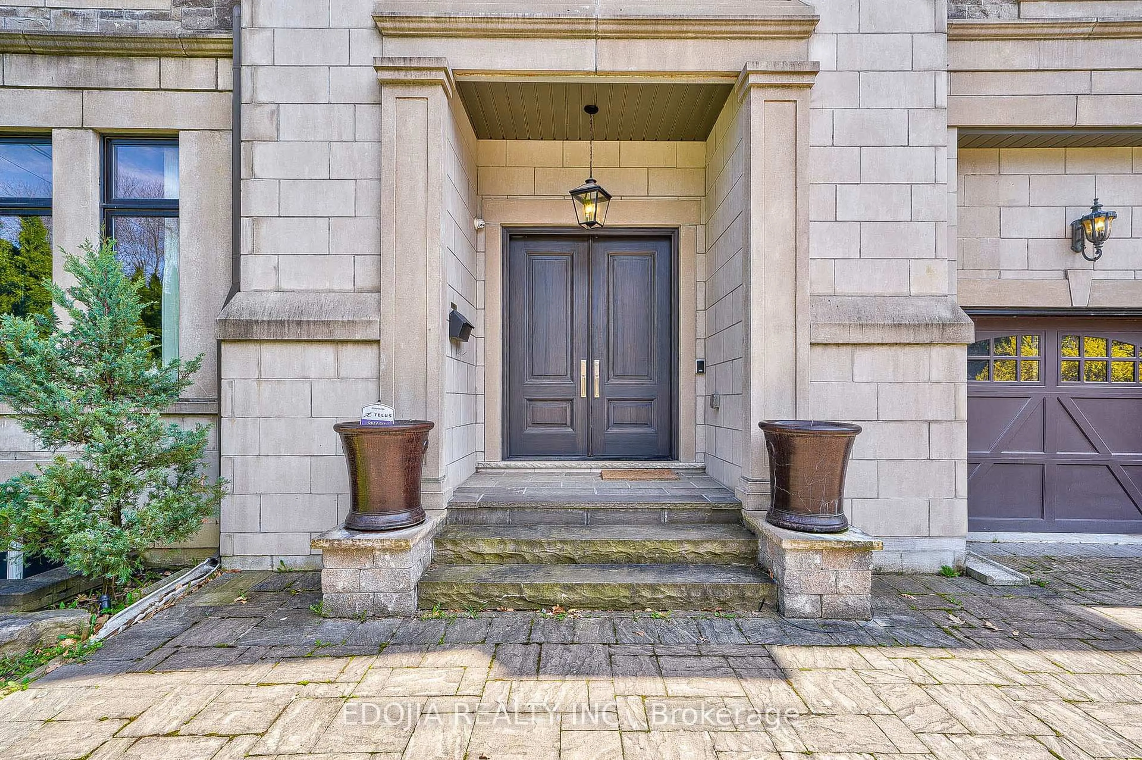 Indoor entryway for 141 Highland Cres, Toronto Ontario M2L 1H2