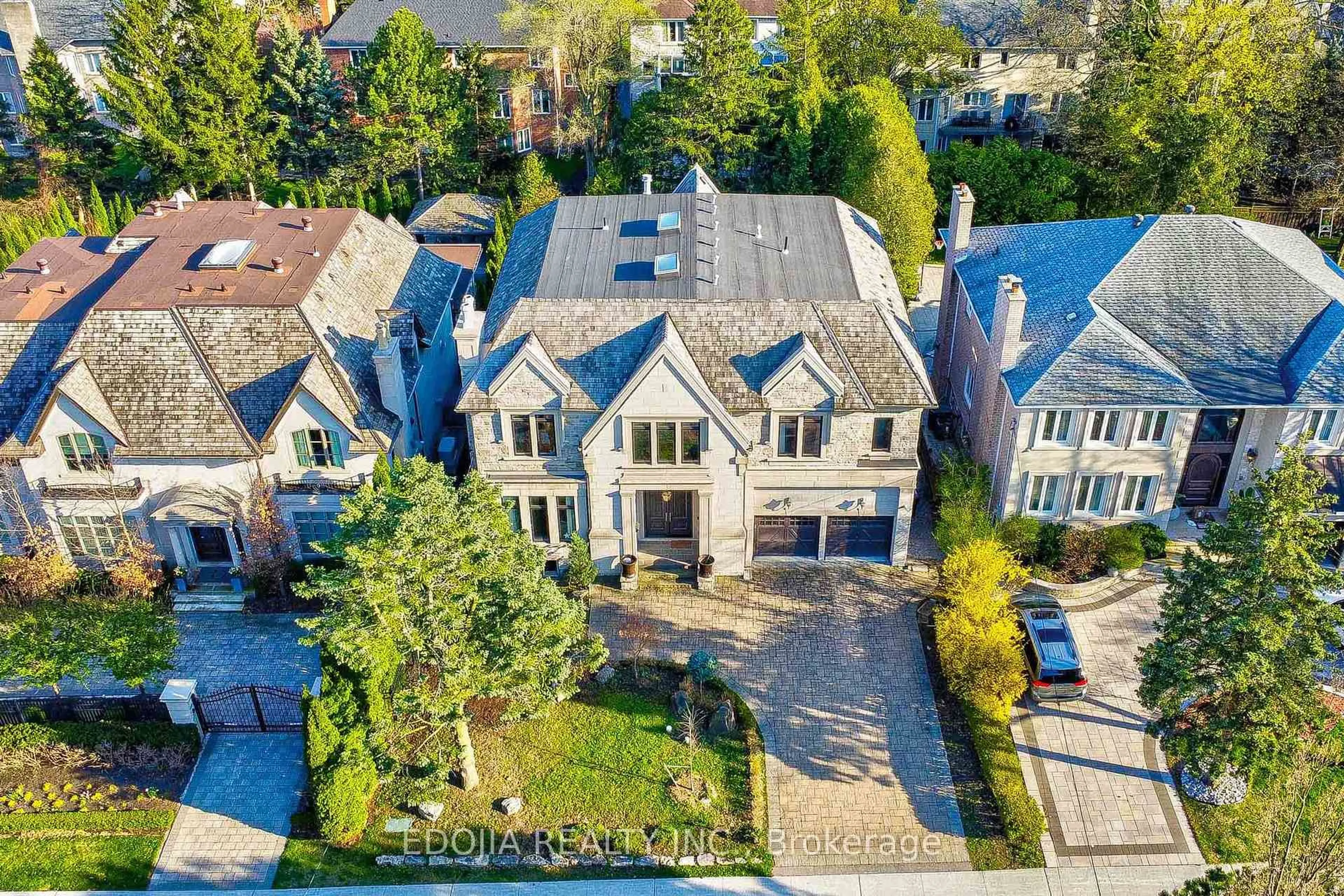 A pic from outside/outdoor area/front of a property/back of a property/a pic from drone, street for 141 Highland Cres, Toronto Ontario M2L 1H2