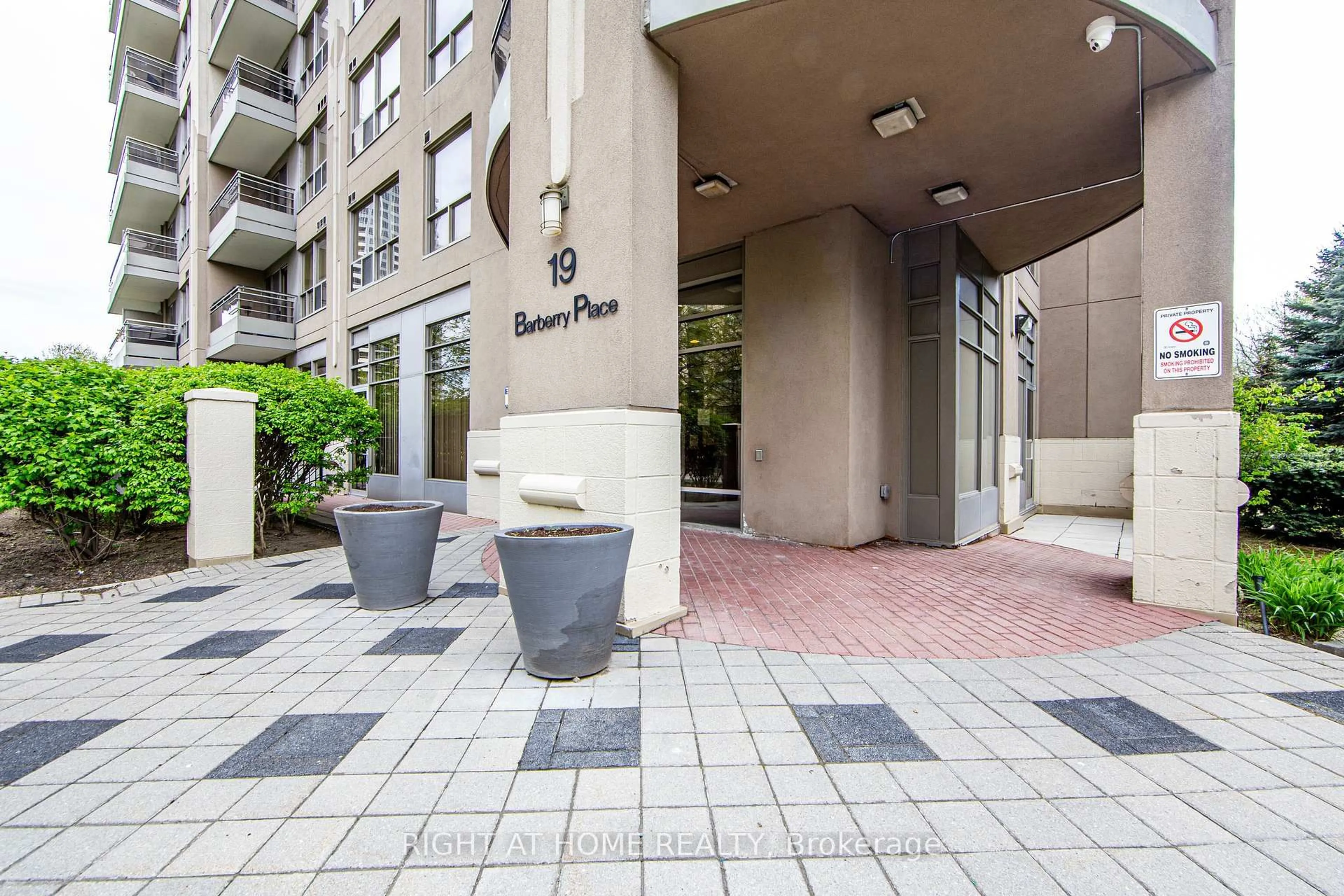 Indoor foyer for 19 Barberry Pl #410, Toronto Ontario M2K 3E3