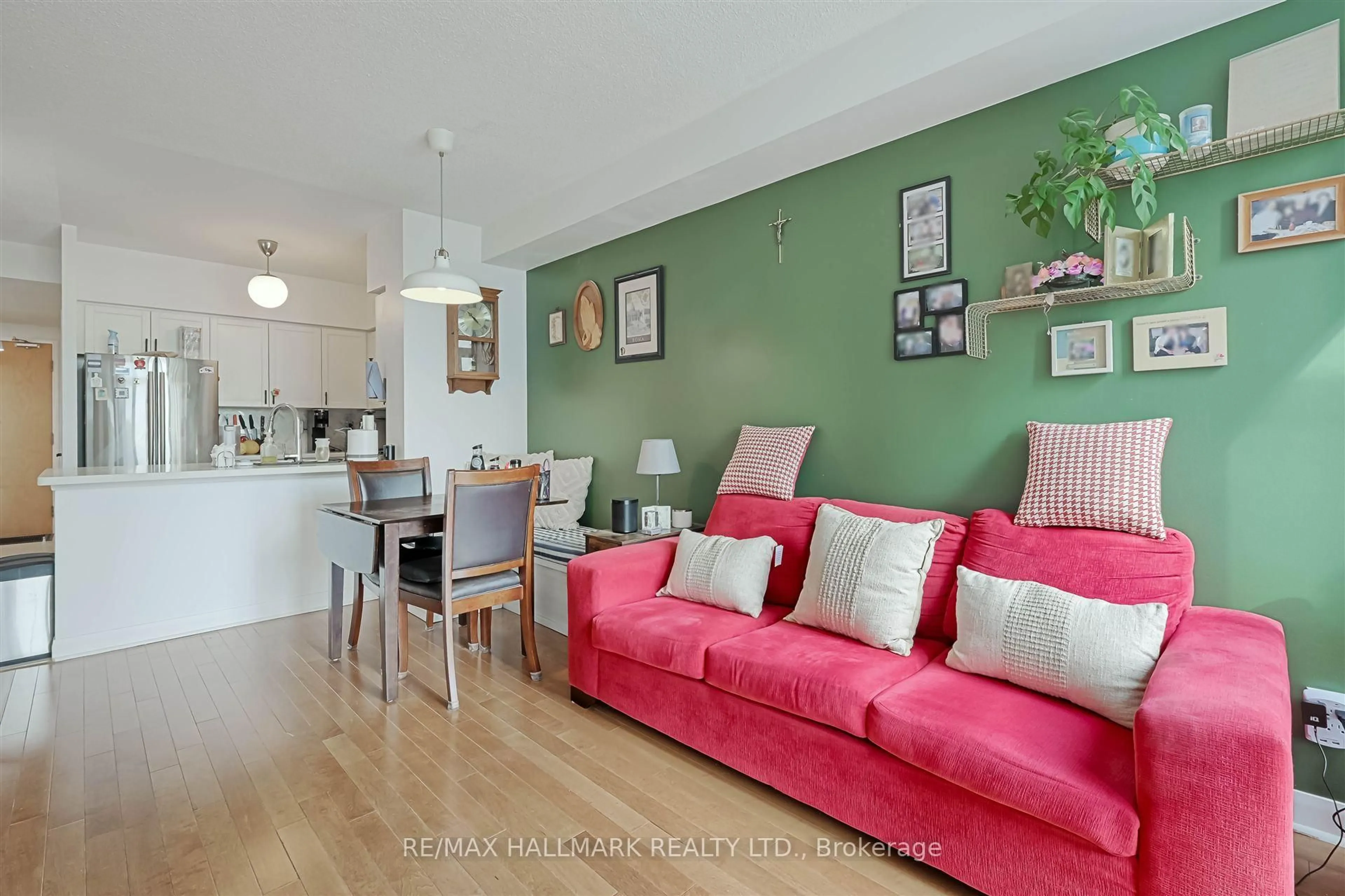 Living room with furniture, wood/laminate floor for 4968 Yonge St #1507, Toronto Ontario M2N 7G9