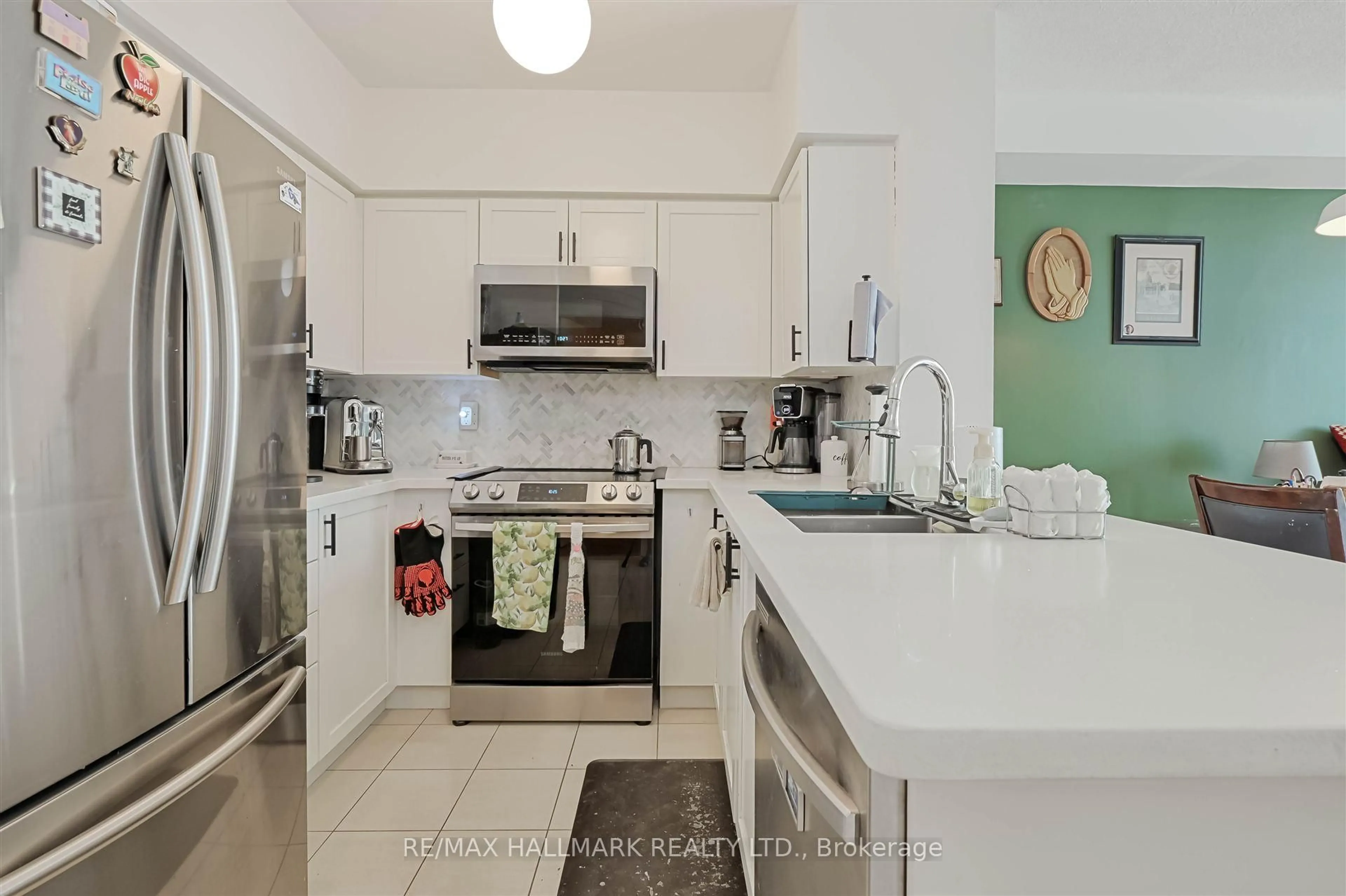 Standard kitchen, ceramic/tile floor for 4968 Yonge St #1507, Toronto Ontario M2N 7G9