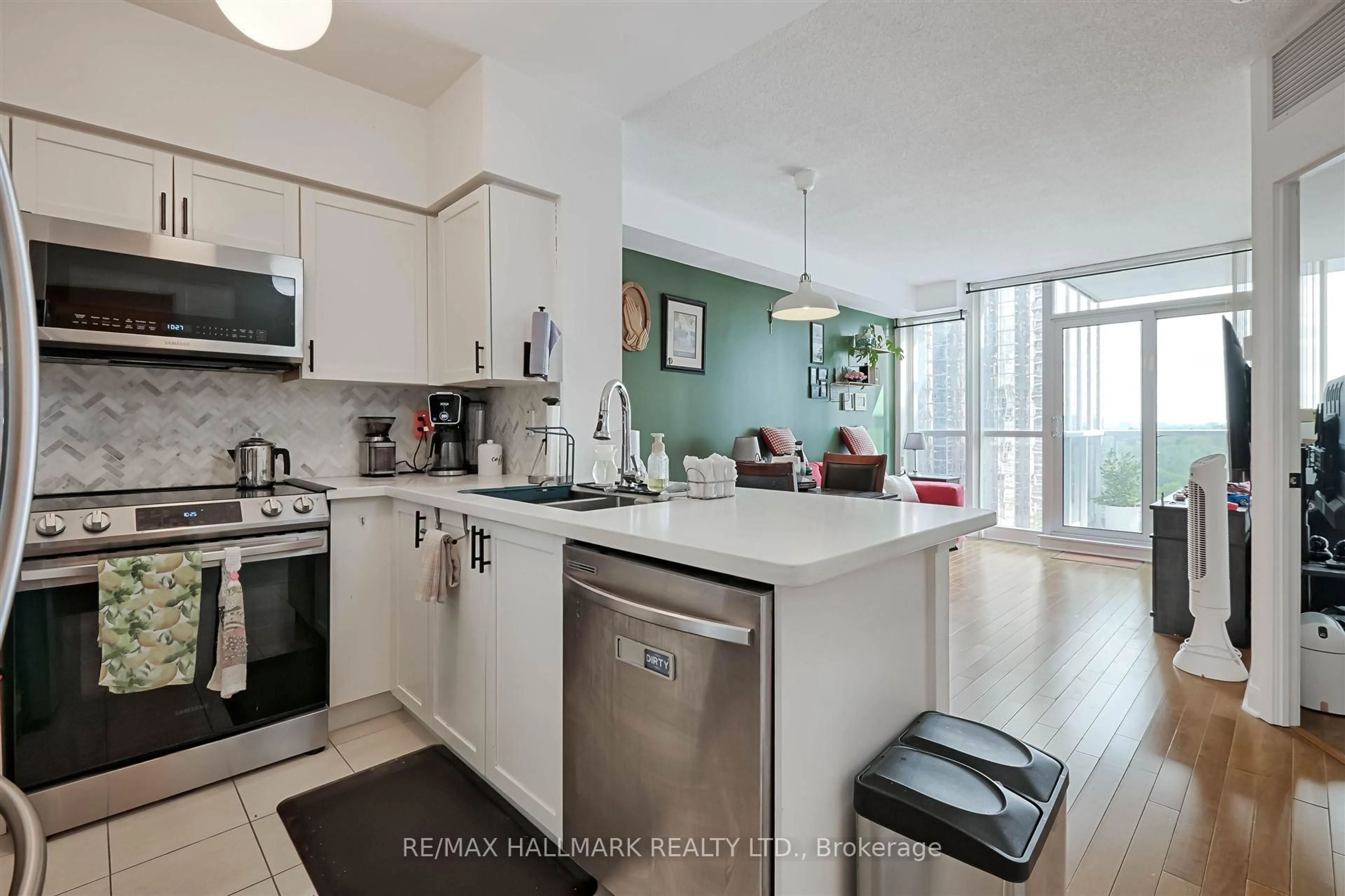 Open concept kitchen, ceramic/tile floor for 4968 Yonge St #1507, Toronto Ontario M2N 7G9