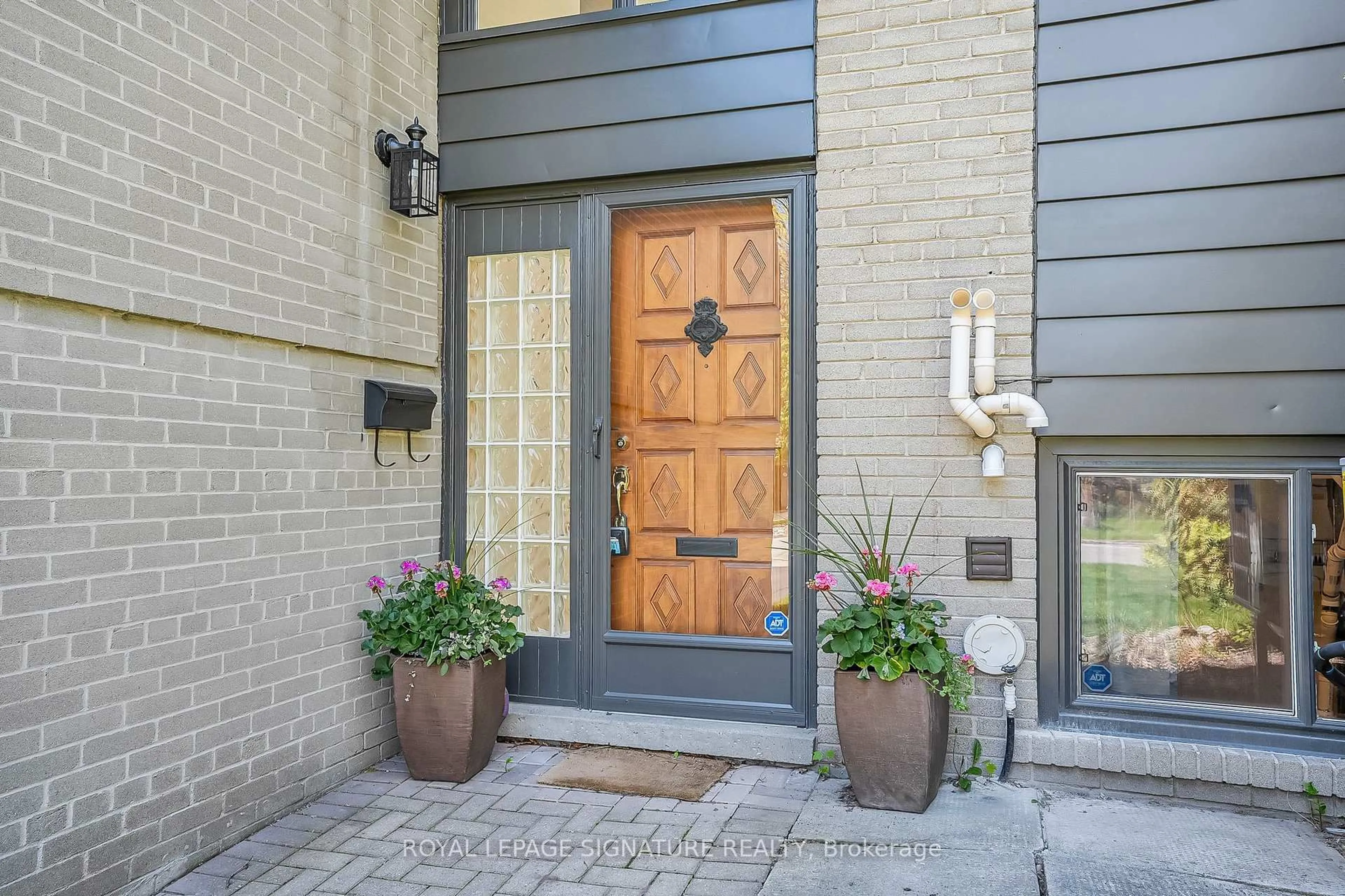 Indoor entryway for 136 Three Valleys Dr, Toronto Ontario M3A 3B9