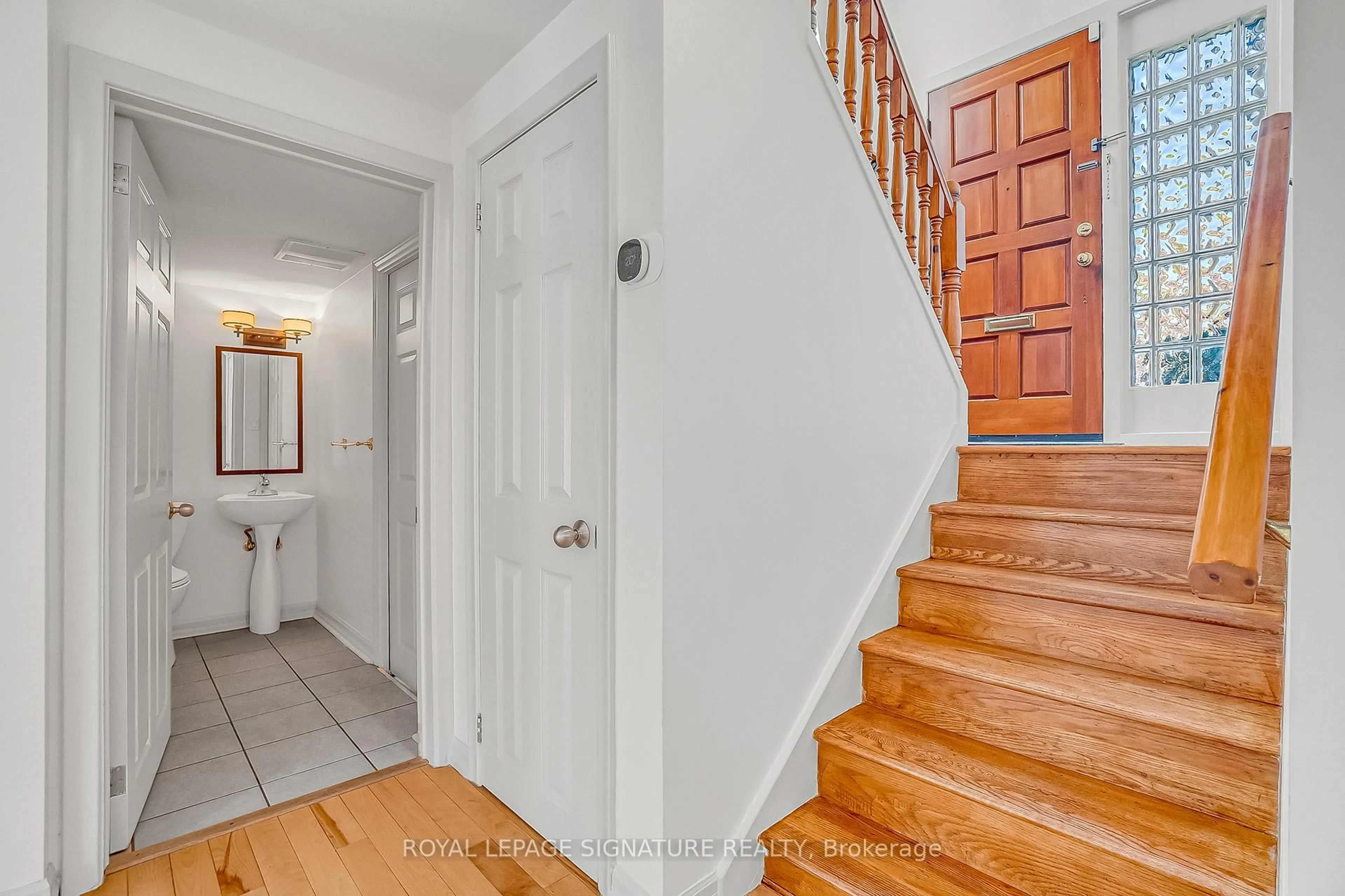 Indoor entryway for 136 Three Valleys Dr, Toronto Ontario M3A 3B9