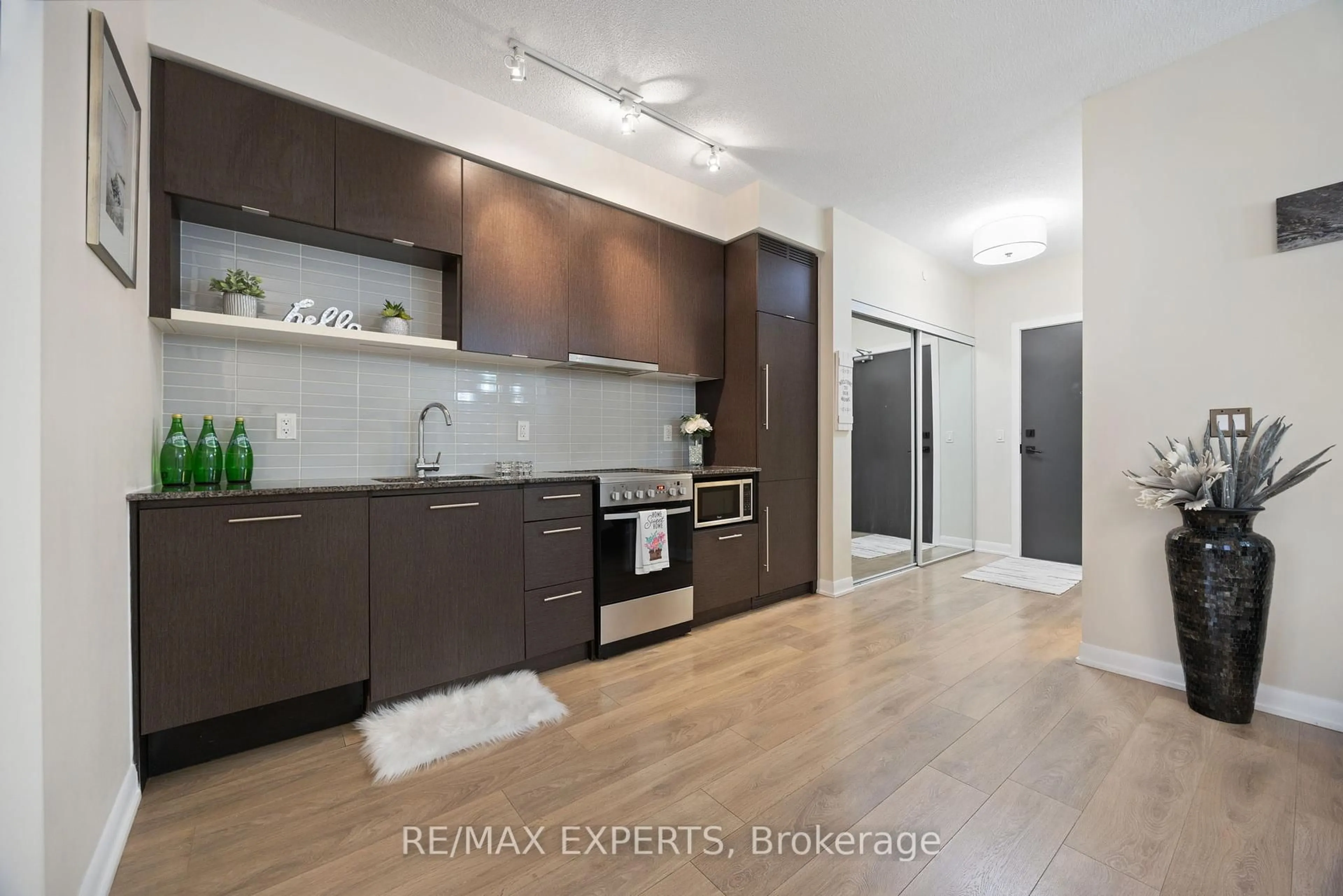 Open concept kitchen, unknown for 435 Richmond St #802, Toronto Ontario M5V 0N3
