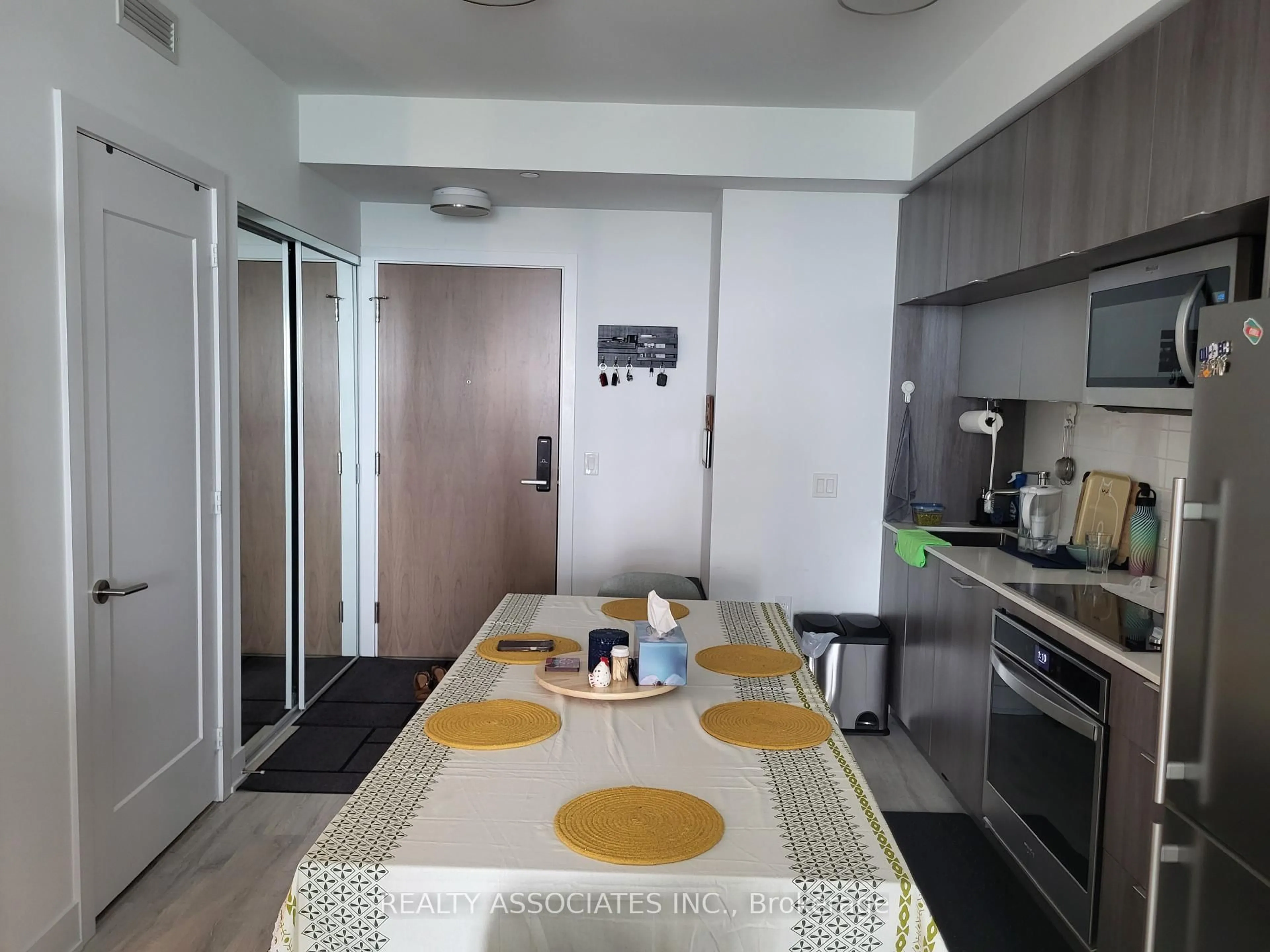 Standard kitchen, unknown for 585 Bloor E St #2817, Toronto Ontario M4W 0B3