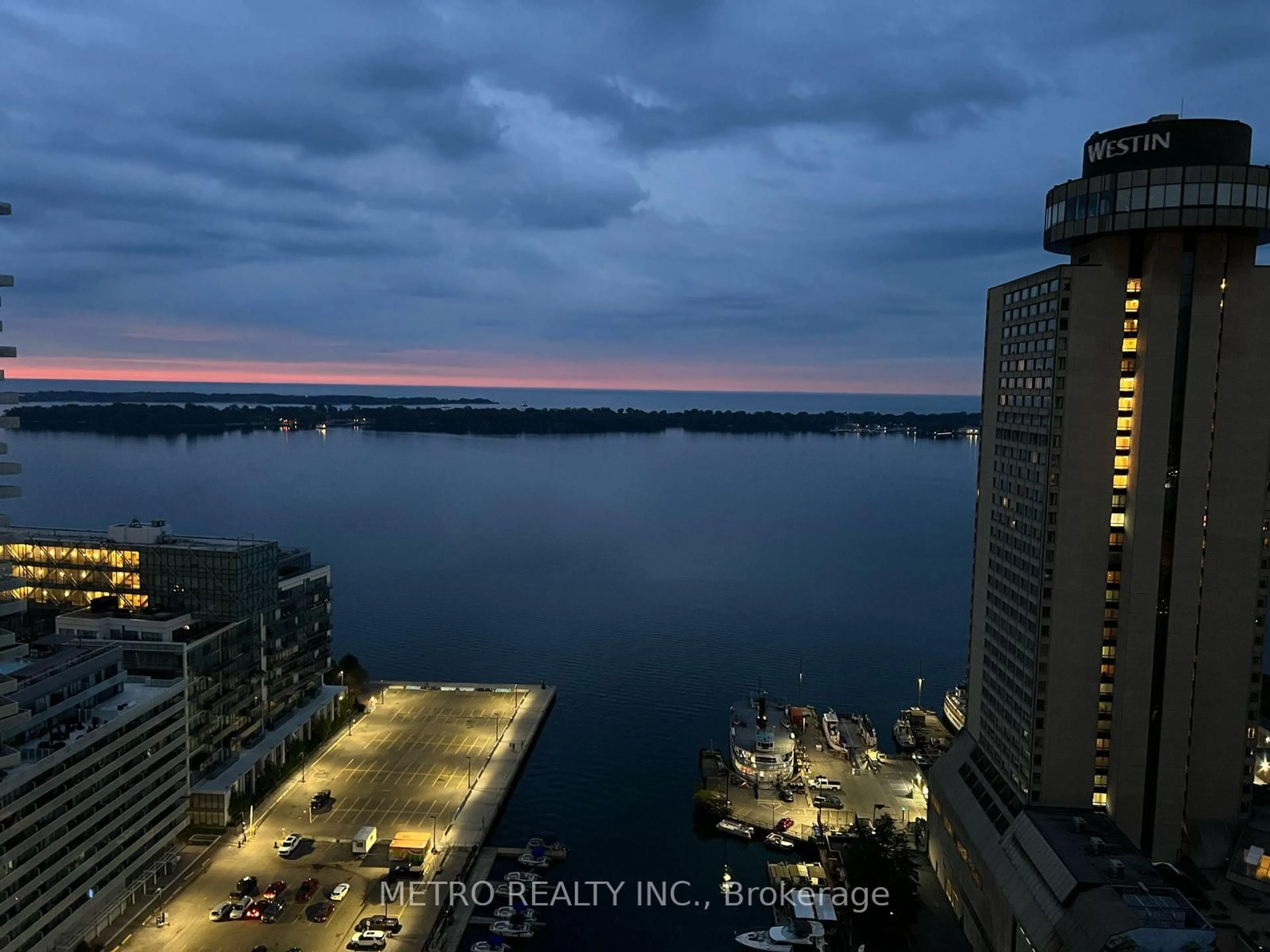 Blurry image for 10 Yonge St #3112, Toronto Ontario M5J 1R4