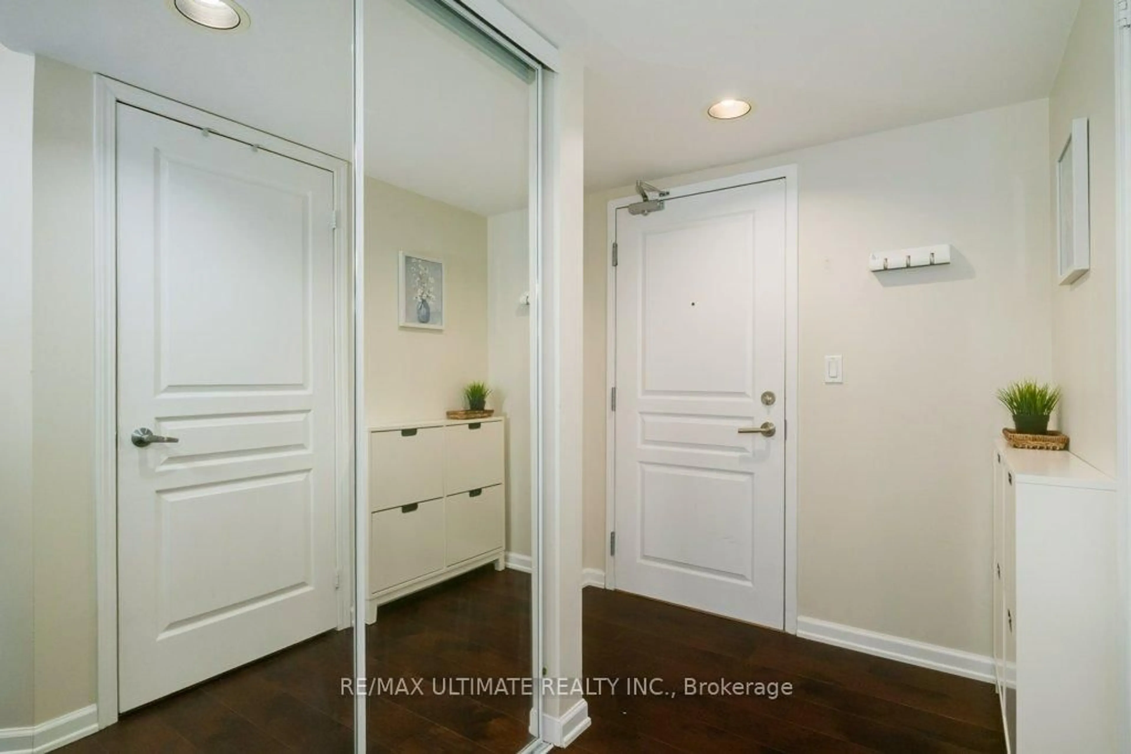 Indoor entryway for 140 Simcoe St #1004, Toronto Ontario M5H 4E9