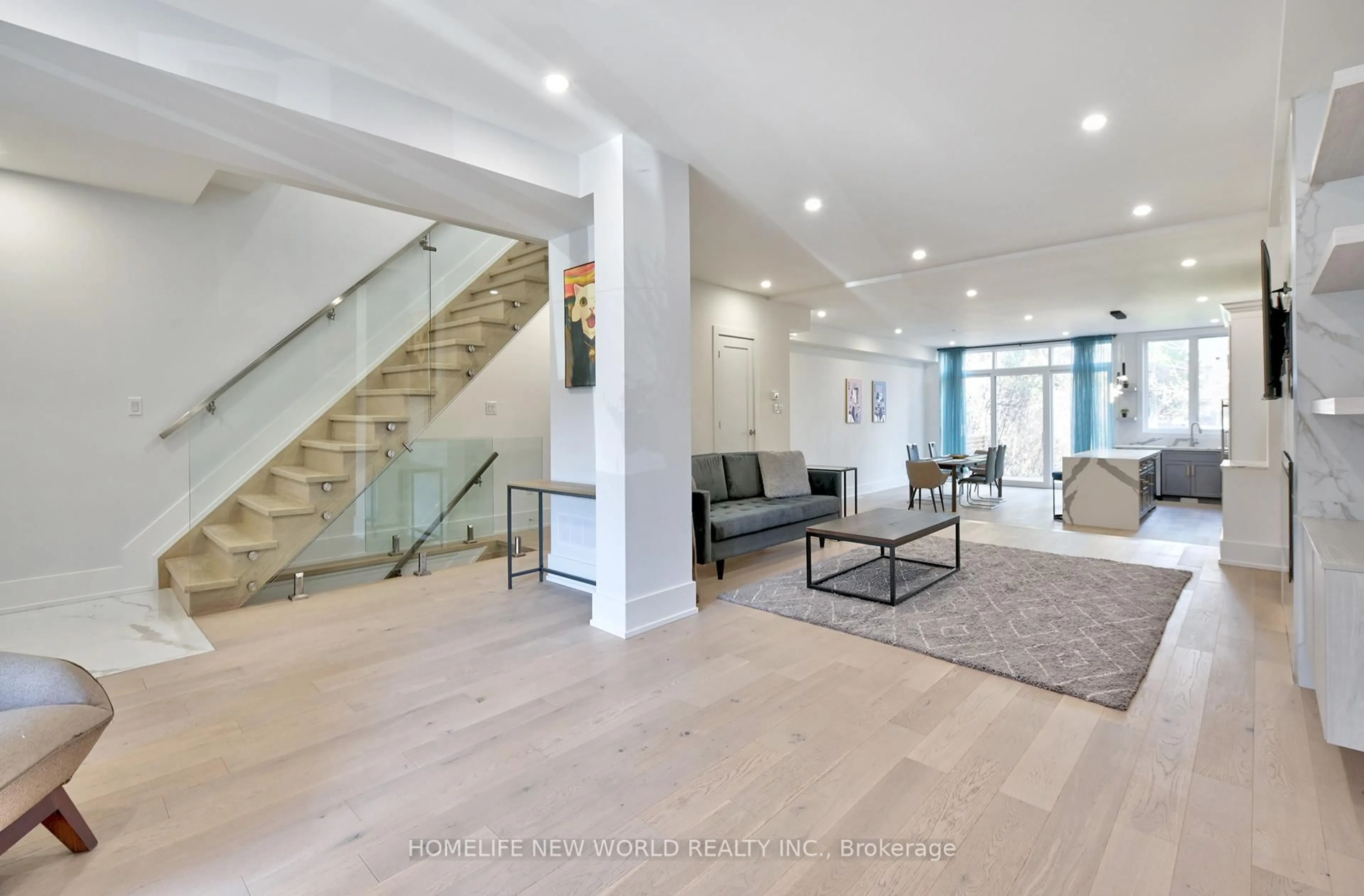 Indoor foyer for 253 Albany Ave, Toronto Ontario M5R 3C7