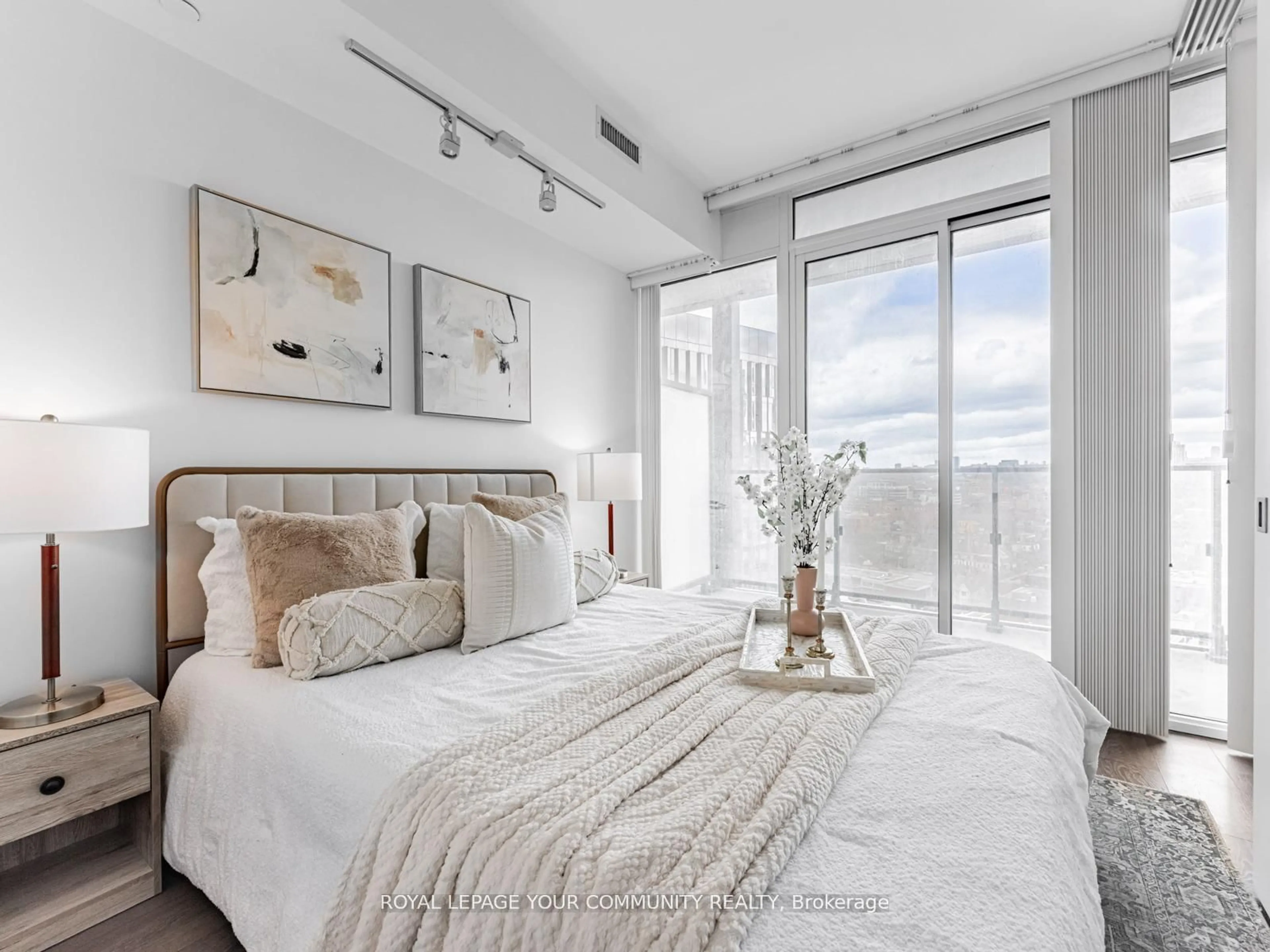 Bedroom with bed, unknown for 125 Peter St #1604, Toronto Ontario M5V 0M2