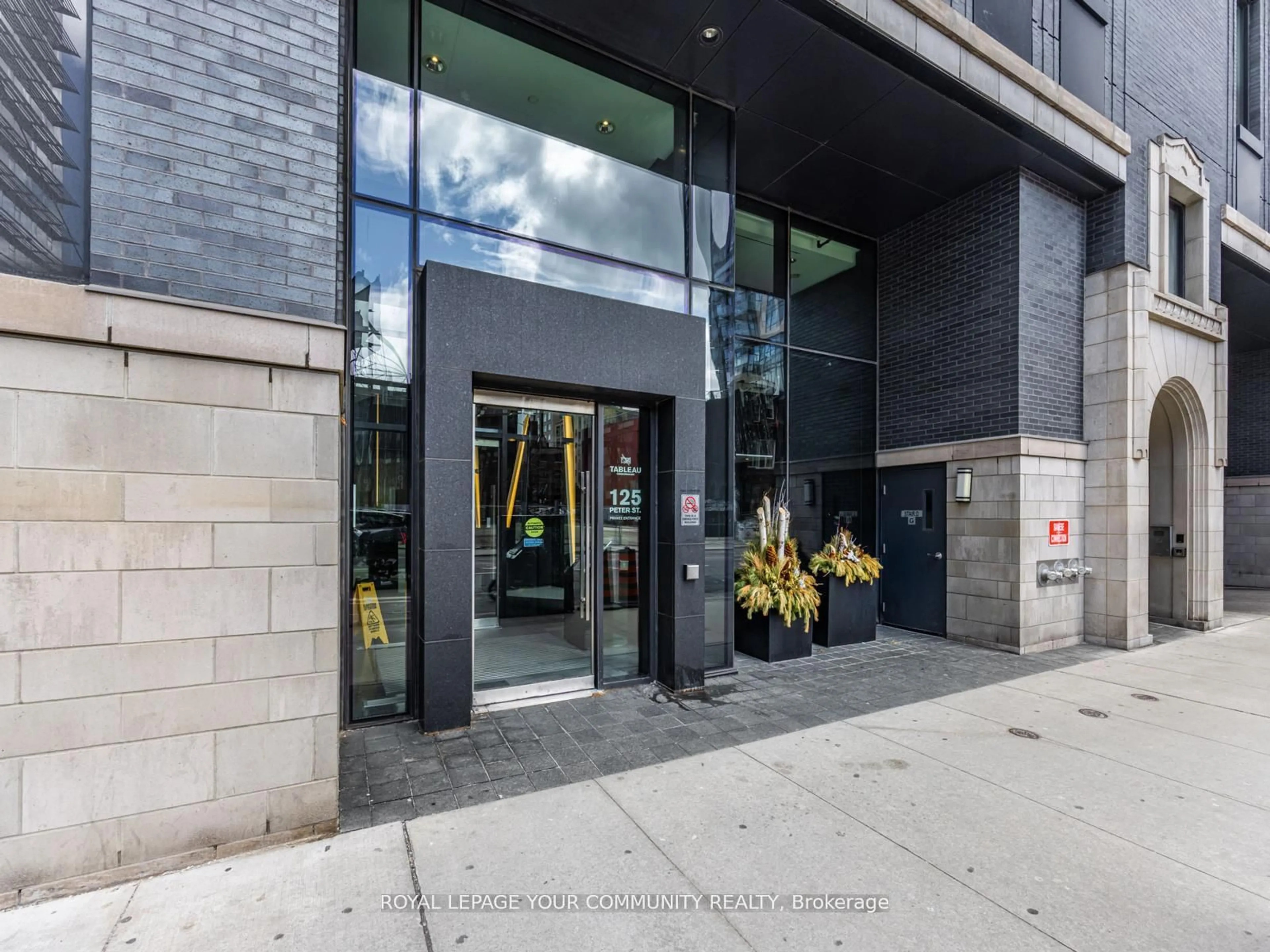 Indoor foyer for 125 Peter St #1604, Toronto Ontario M5V 0M2