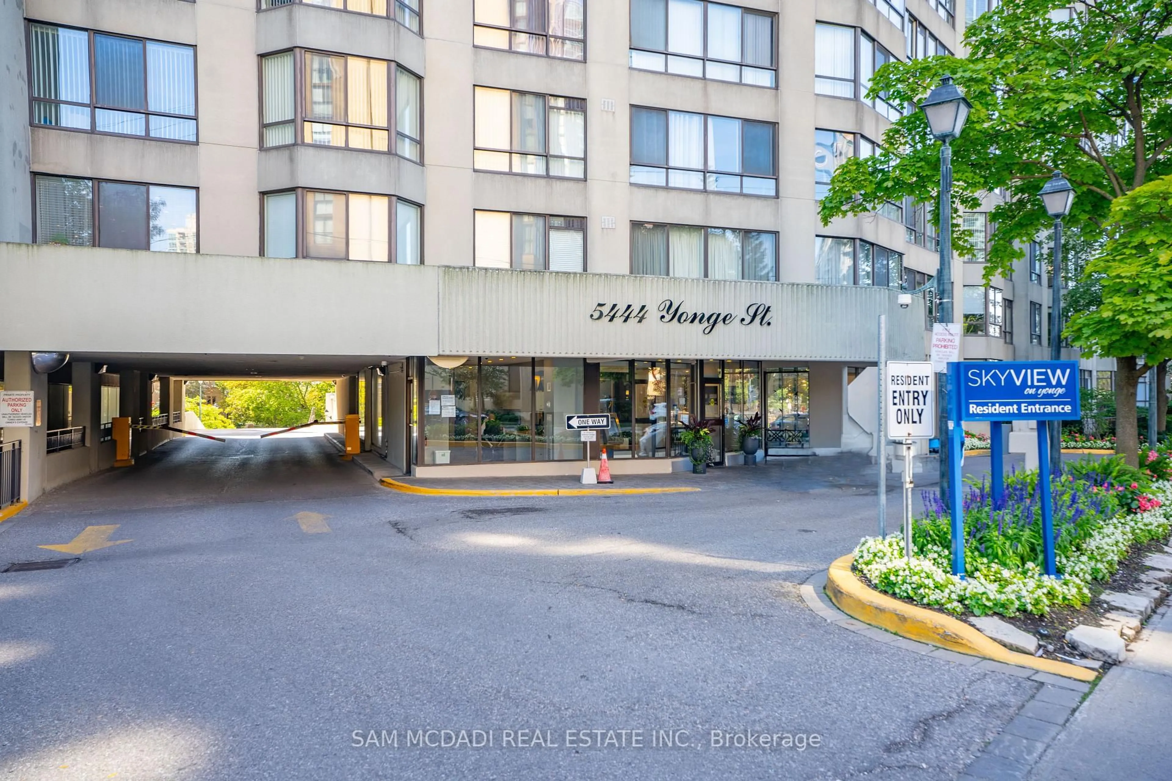 Indoor foyer for 5444 Yonge St #304, Toronto Ontario M2N 6J4
