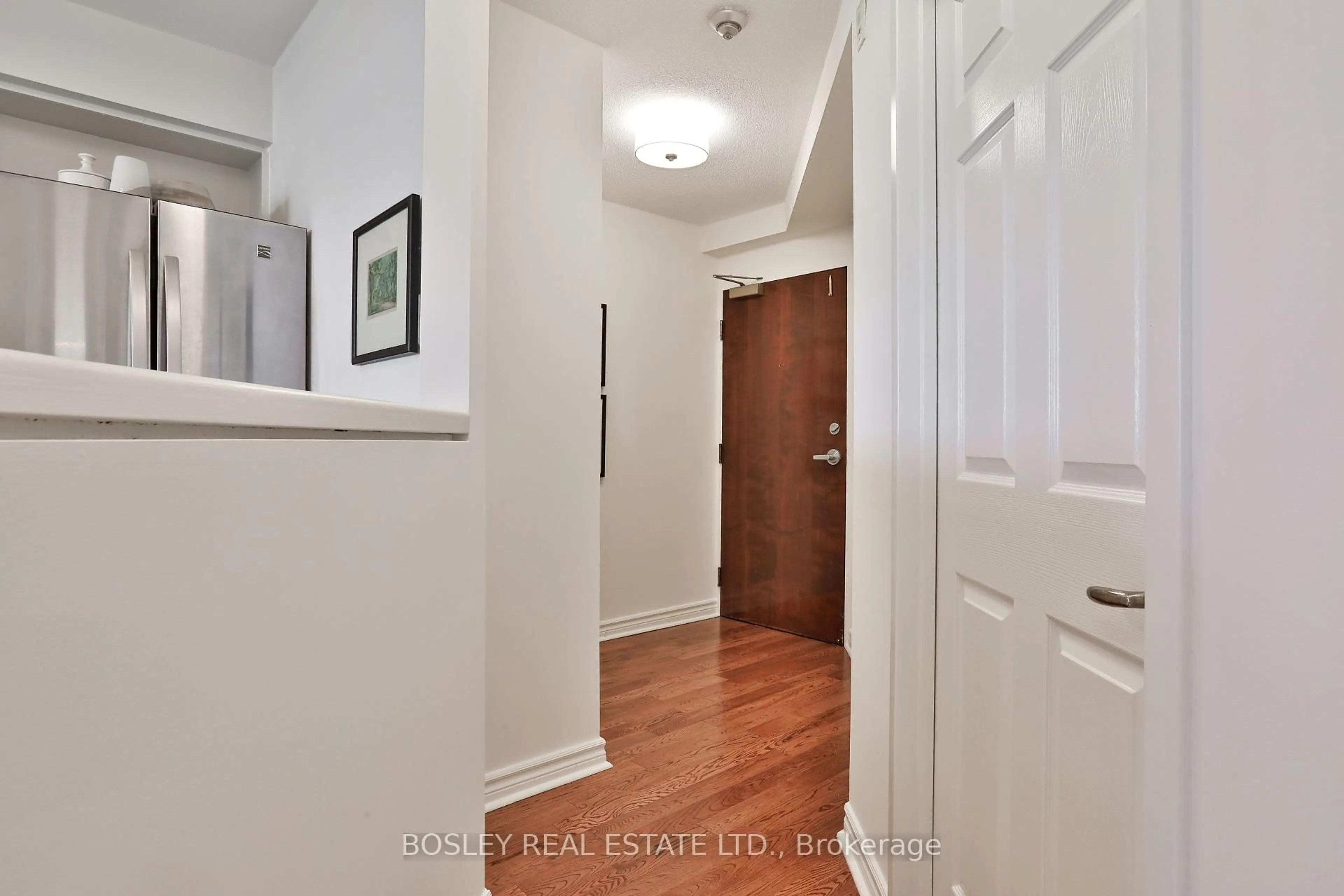 Indoor entryway for 356 McRae Dr #402, Toronto Ontario M4G 4G4