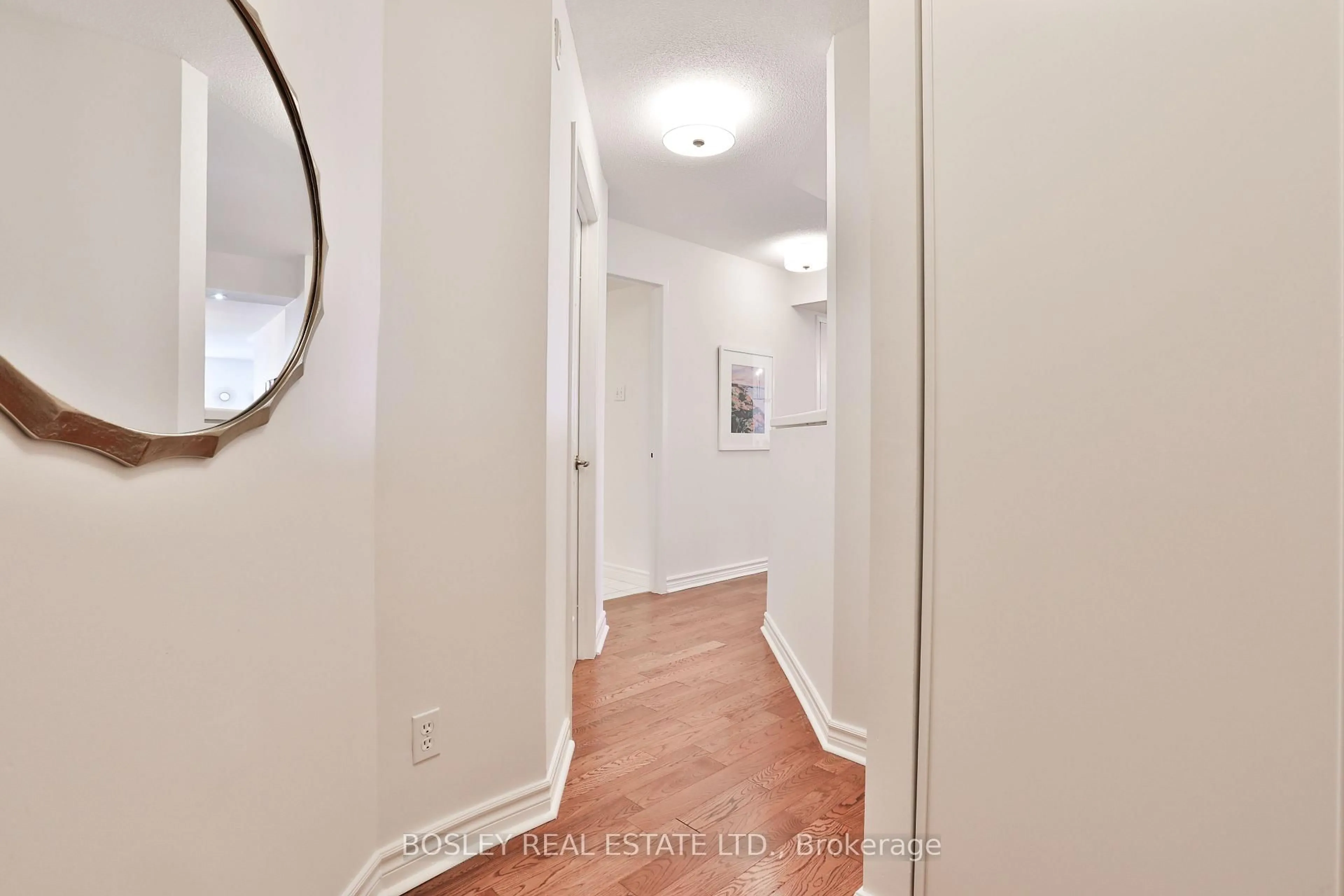 Indoor entryway for 356 McRae Dr #402, Toronto Ontario M4G 4G4