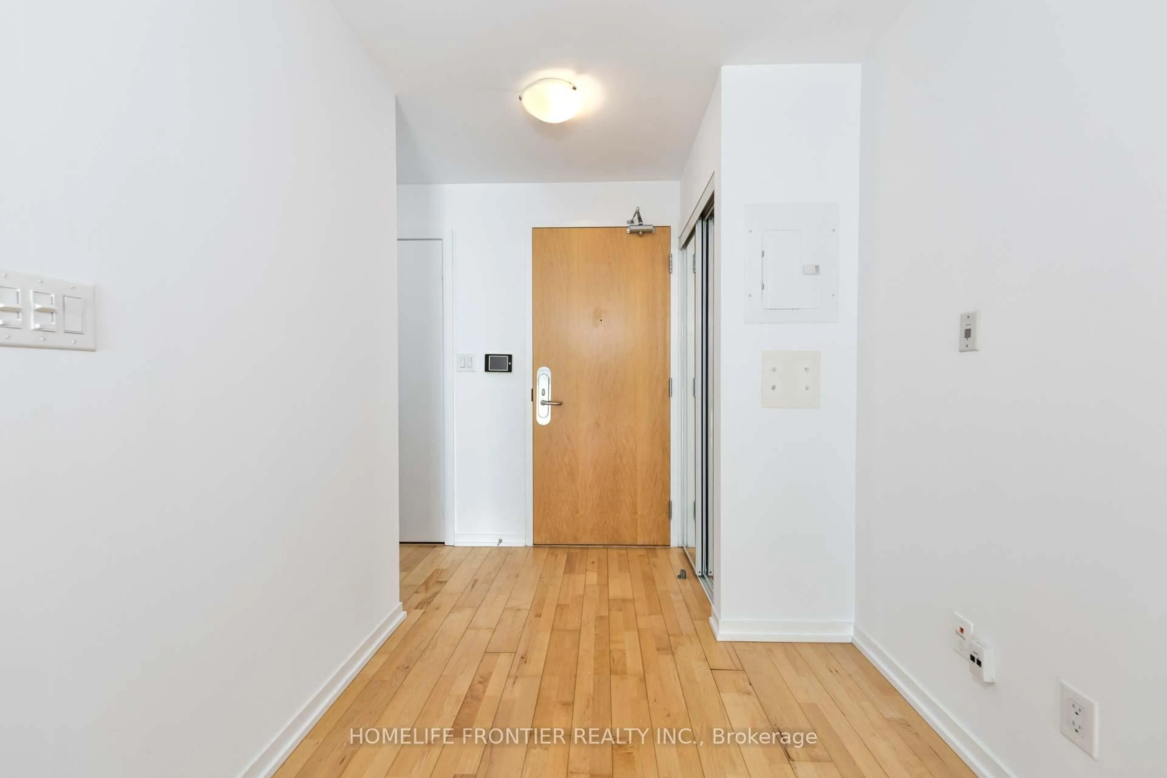 Indoor entryway for 65 Bremner Blvd #2111, Toronto Ontario M5J 0A7