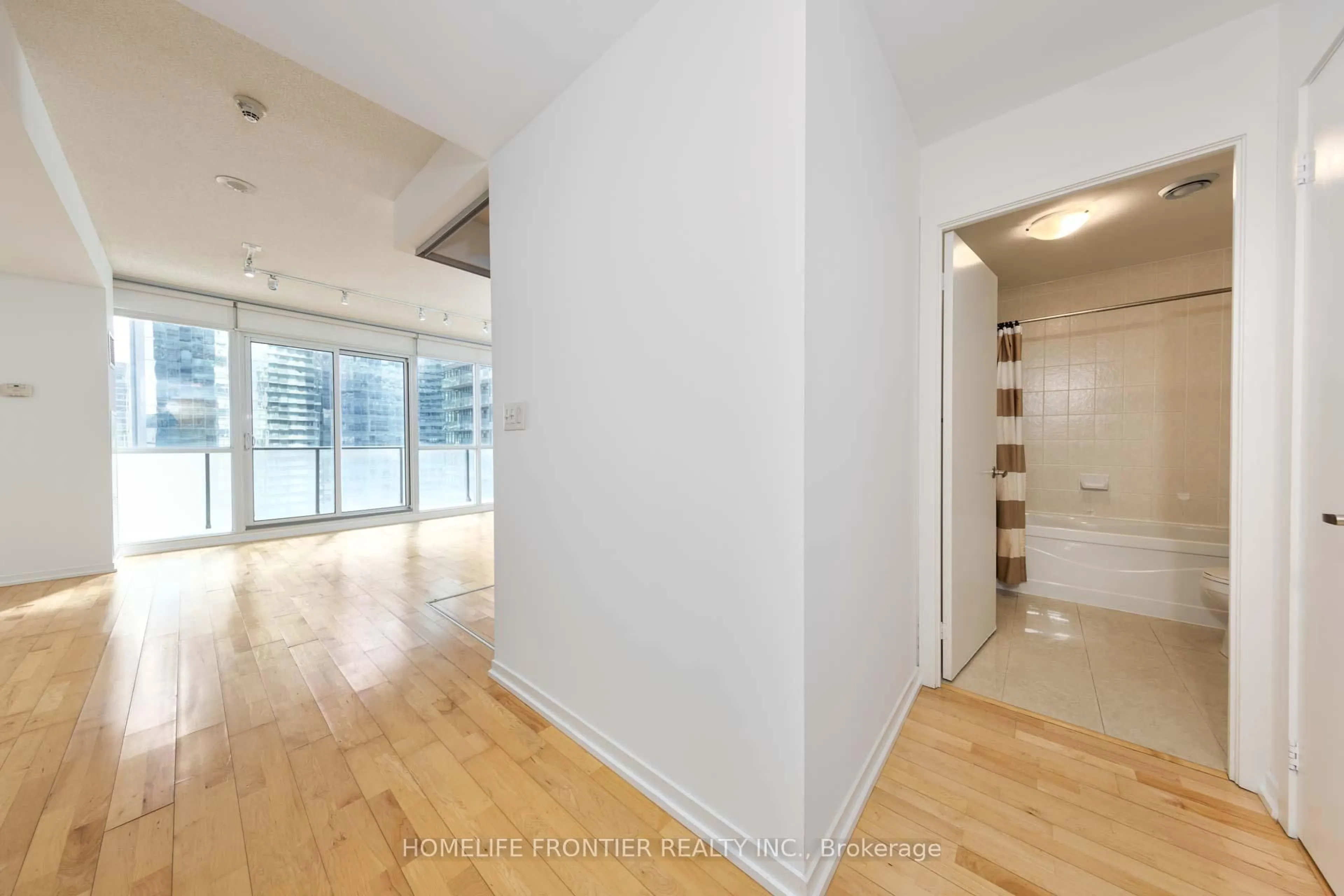Indoor foyer for 65 Bremner Blvd #2111, Toronto Ontario M5J 0A7