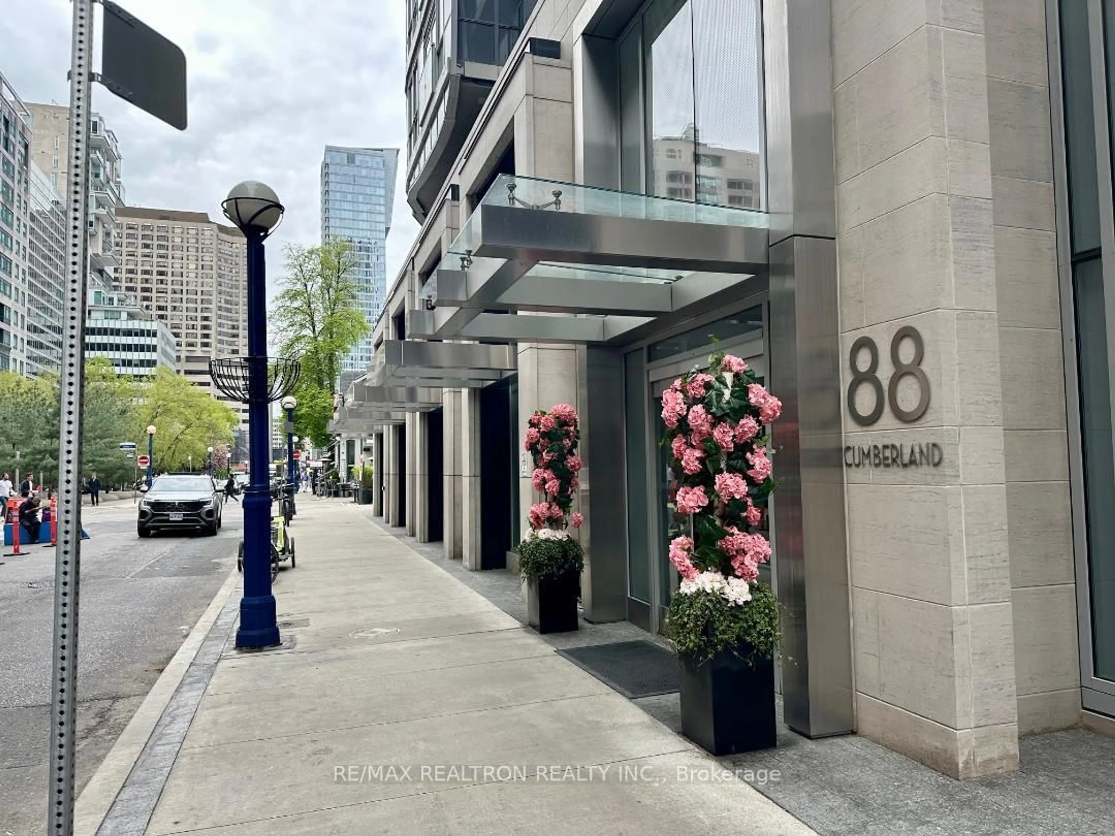Indoor foyer for 88 Cumberland St #1801, Toronto Ontario M5R 1A3