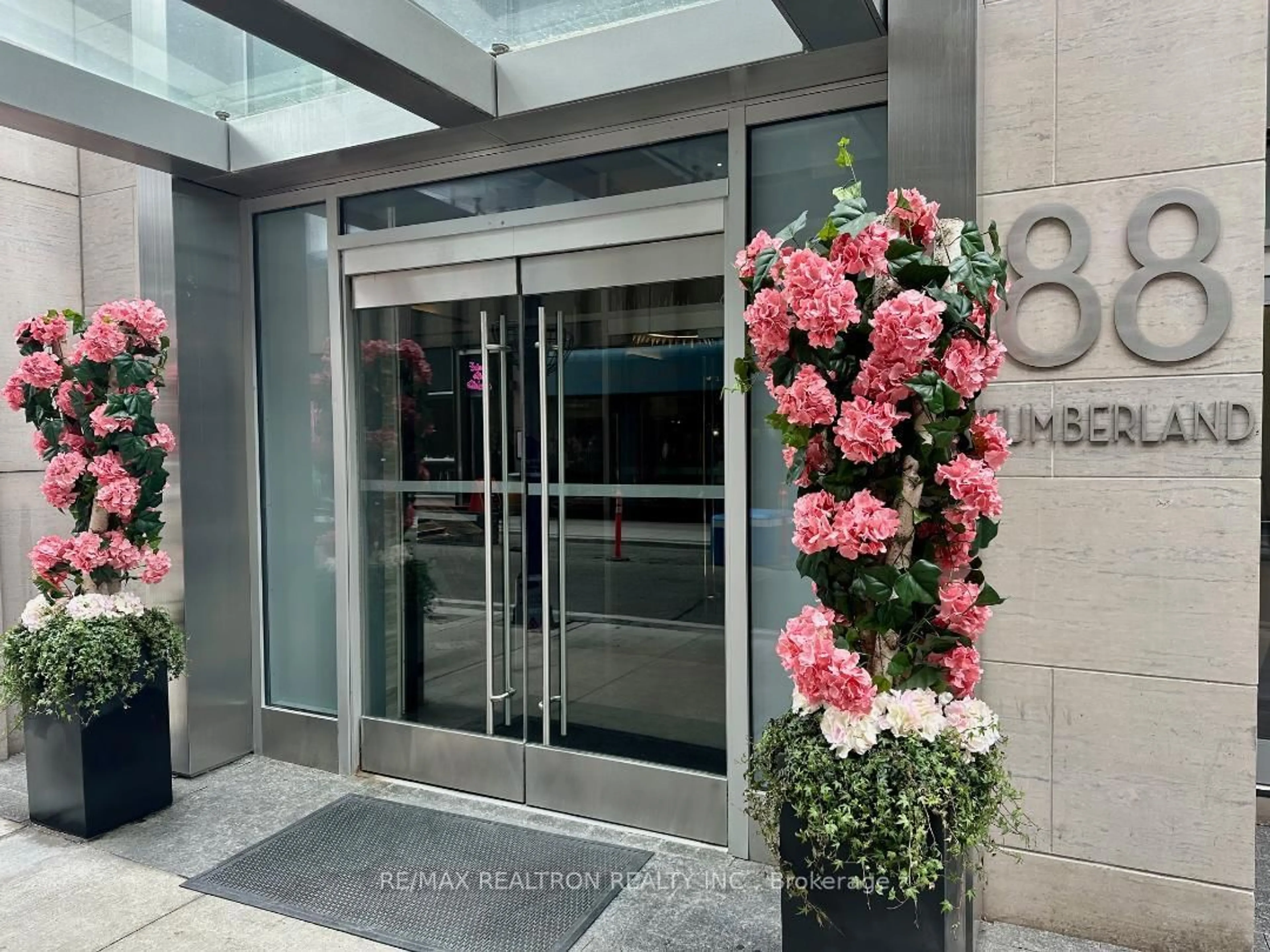 Indoor foyer for 88 Cumberland St #1801, Toronto Ontario M5R 1A3