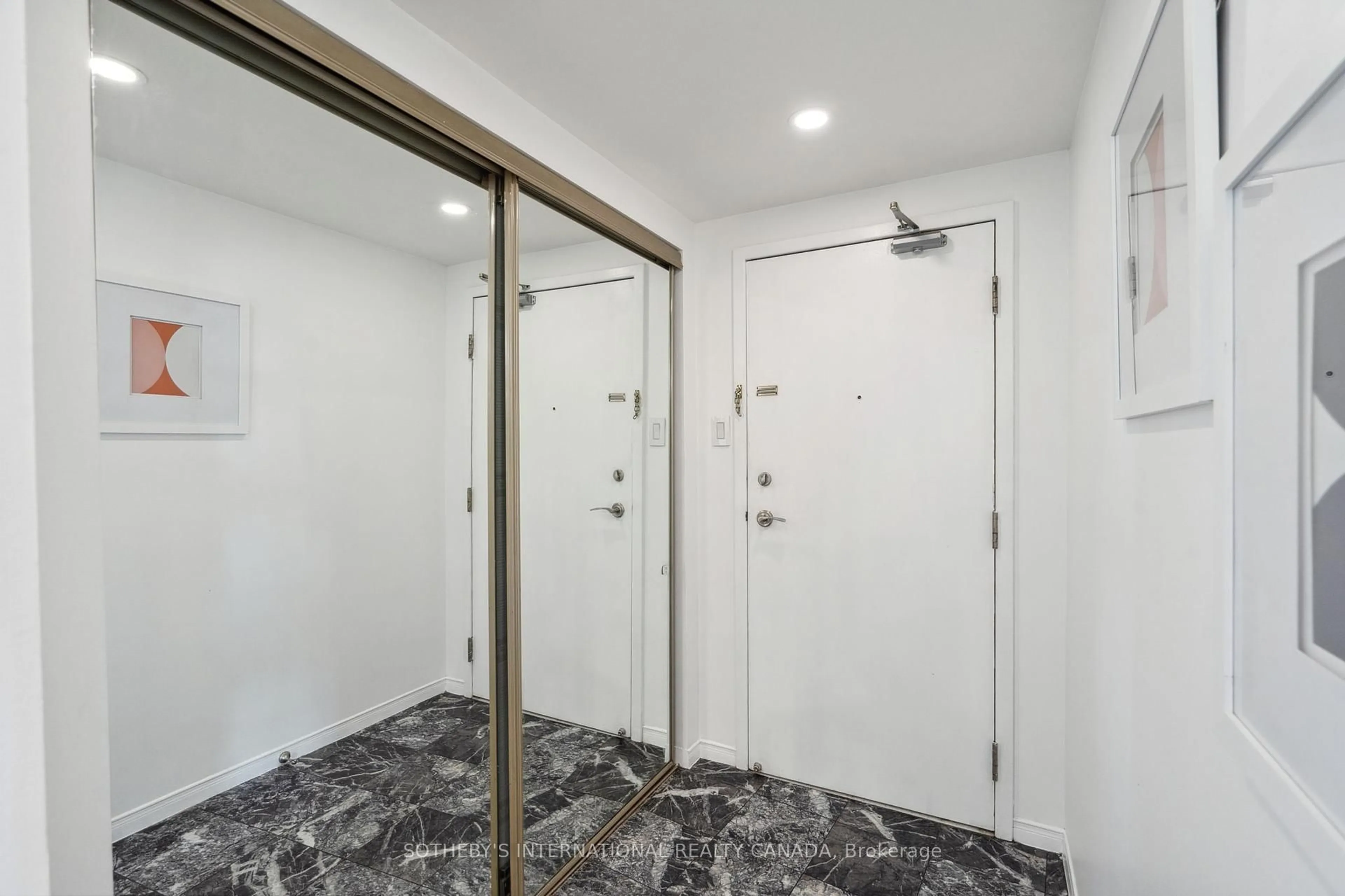Indoor foyer for 99 Harbour Sq #3212, Toronto Ontario M5J 2H2