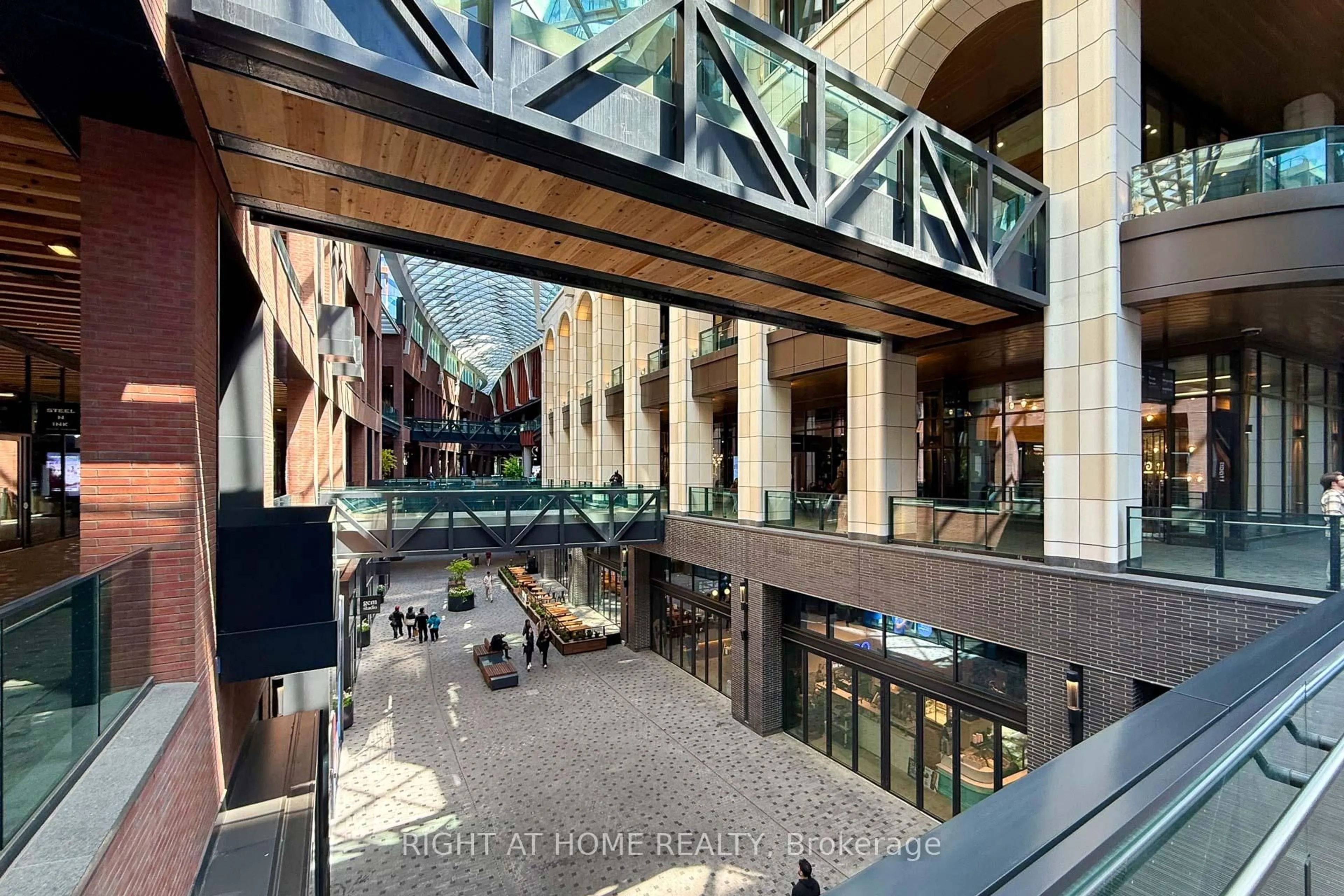 Indoor foyer for 480 Front St #1316, Toronto Ontario M5V 0V5