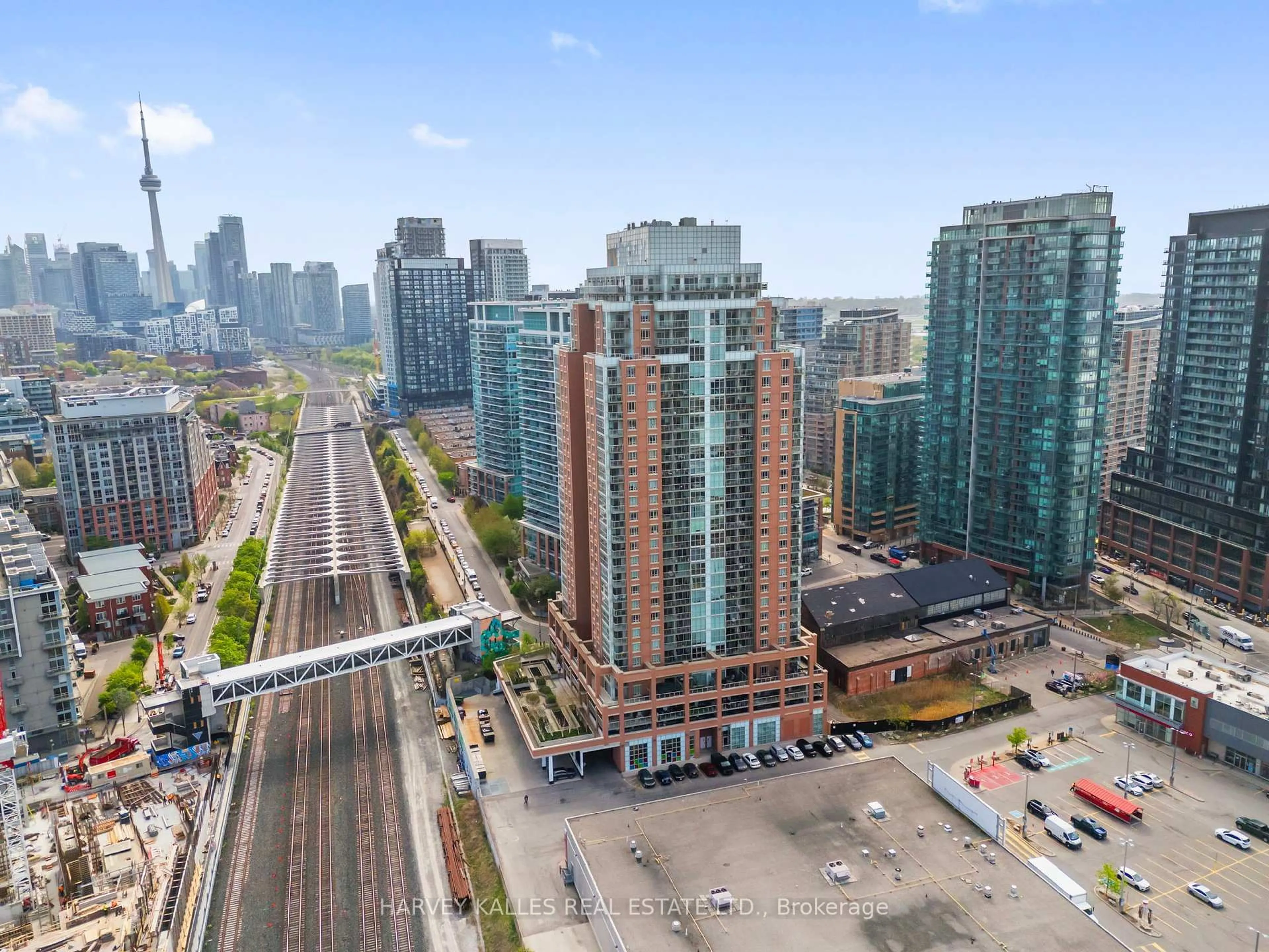 A pic from outside/outdoor area/front of a property/back of a property/a pic from drone, city buildings view from balcony for 125 Western Battery Rd #1316, Toronto Ontario M6K 3R8