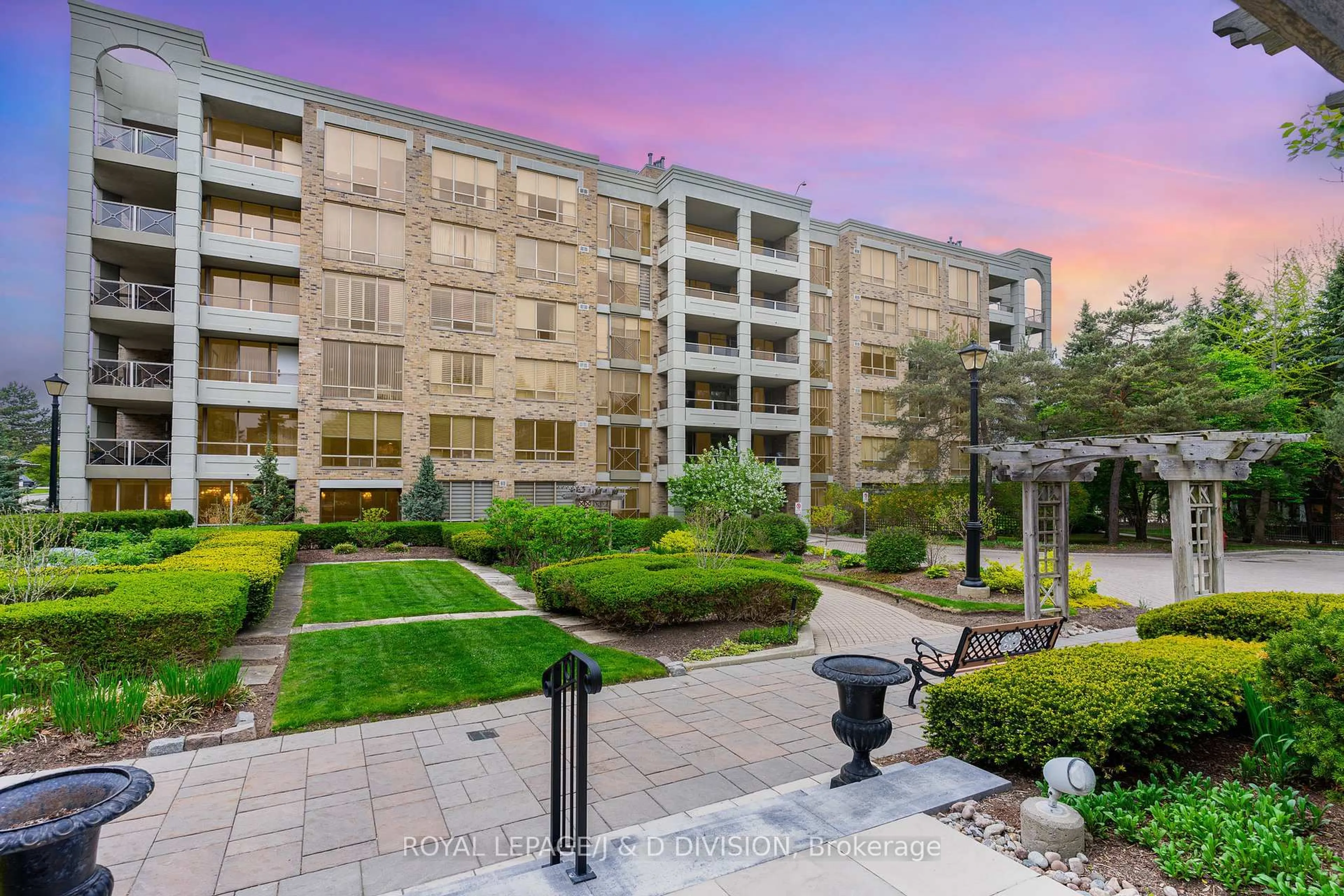Patio, street for 225 The Donway N/A #304, Toronto Ontario M3B 2V7