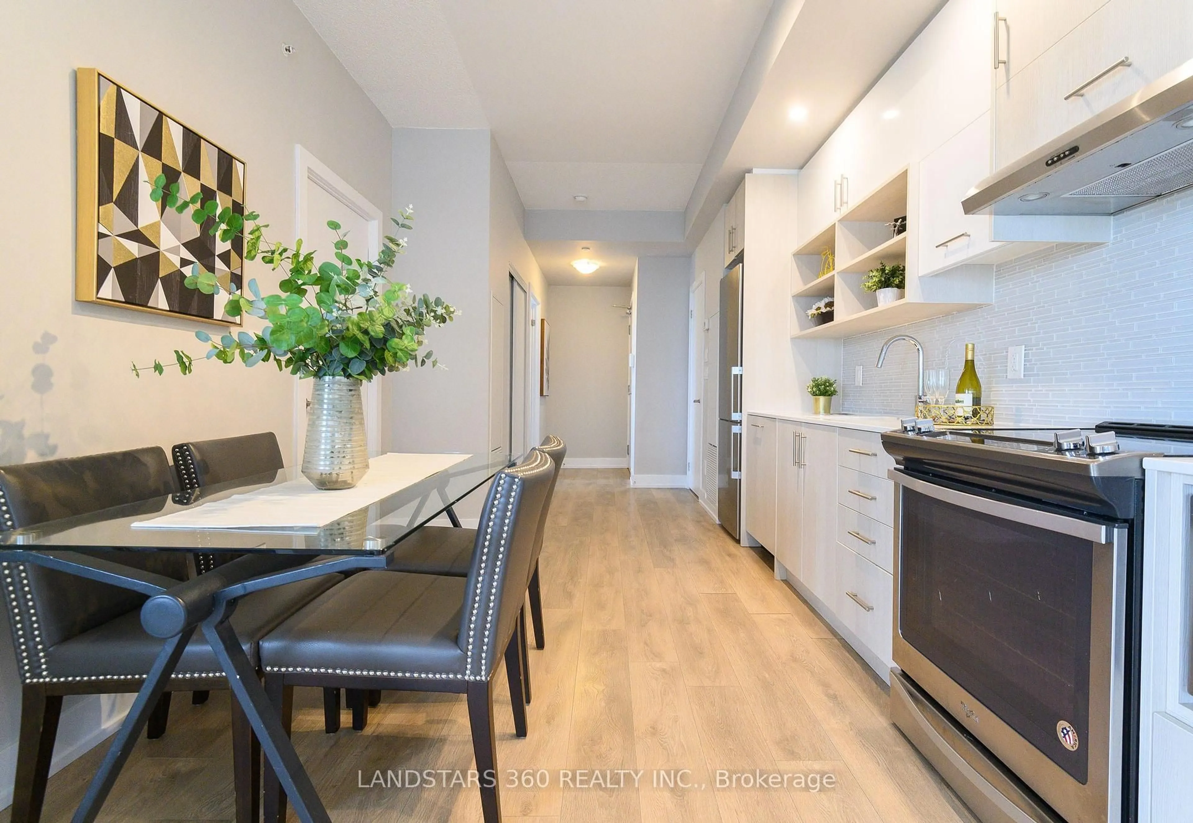 Open concept kitchen, wood/laminate floor for 150 Fairview Mall Dr #1005, Toronto Ontario M2J 4T1