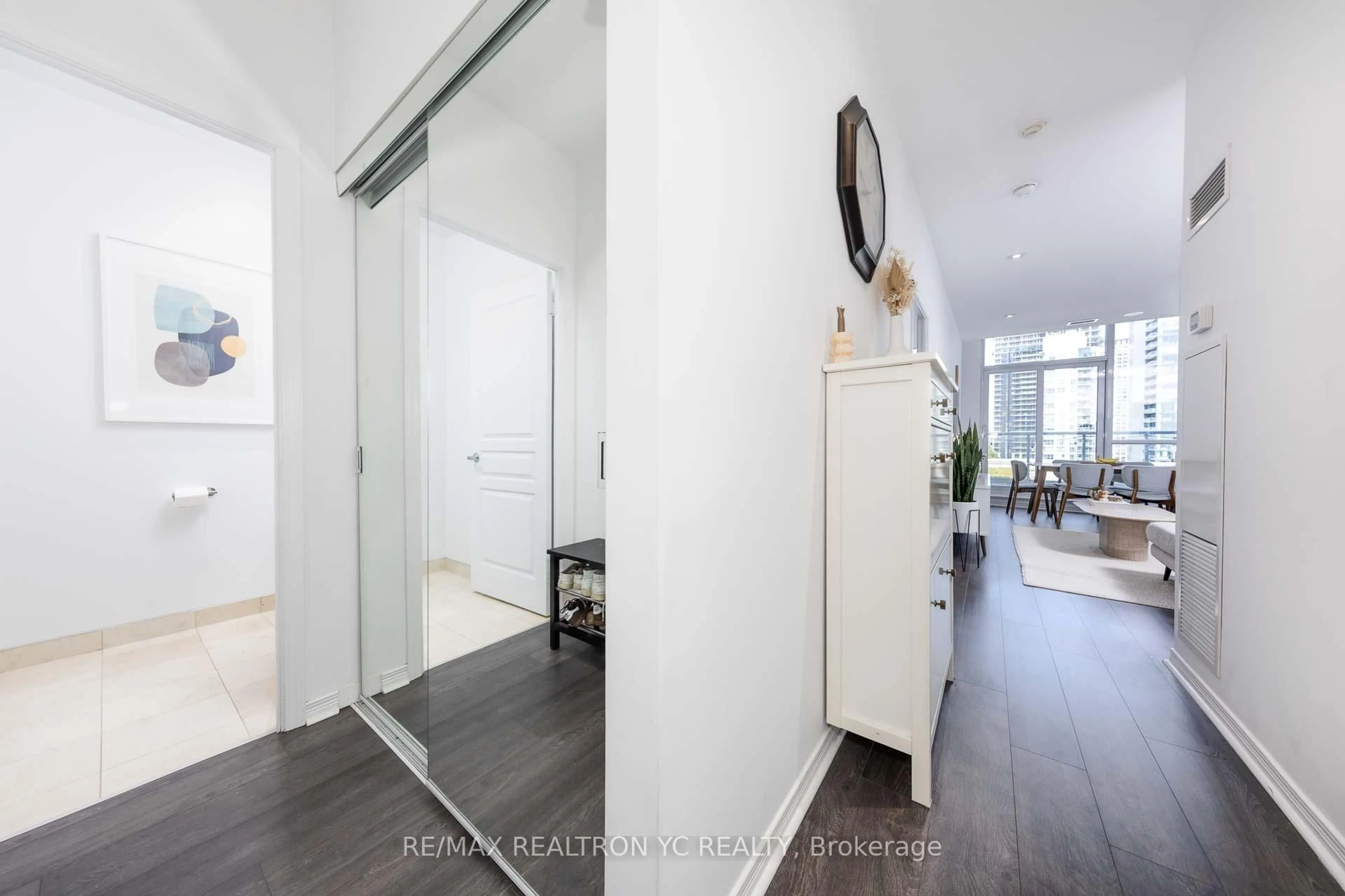 Indoor entryway for 352 Front St #PH9, Toronto Ontario M5V 0K3