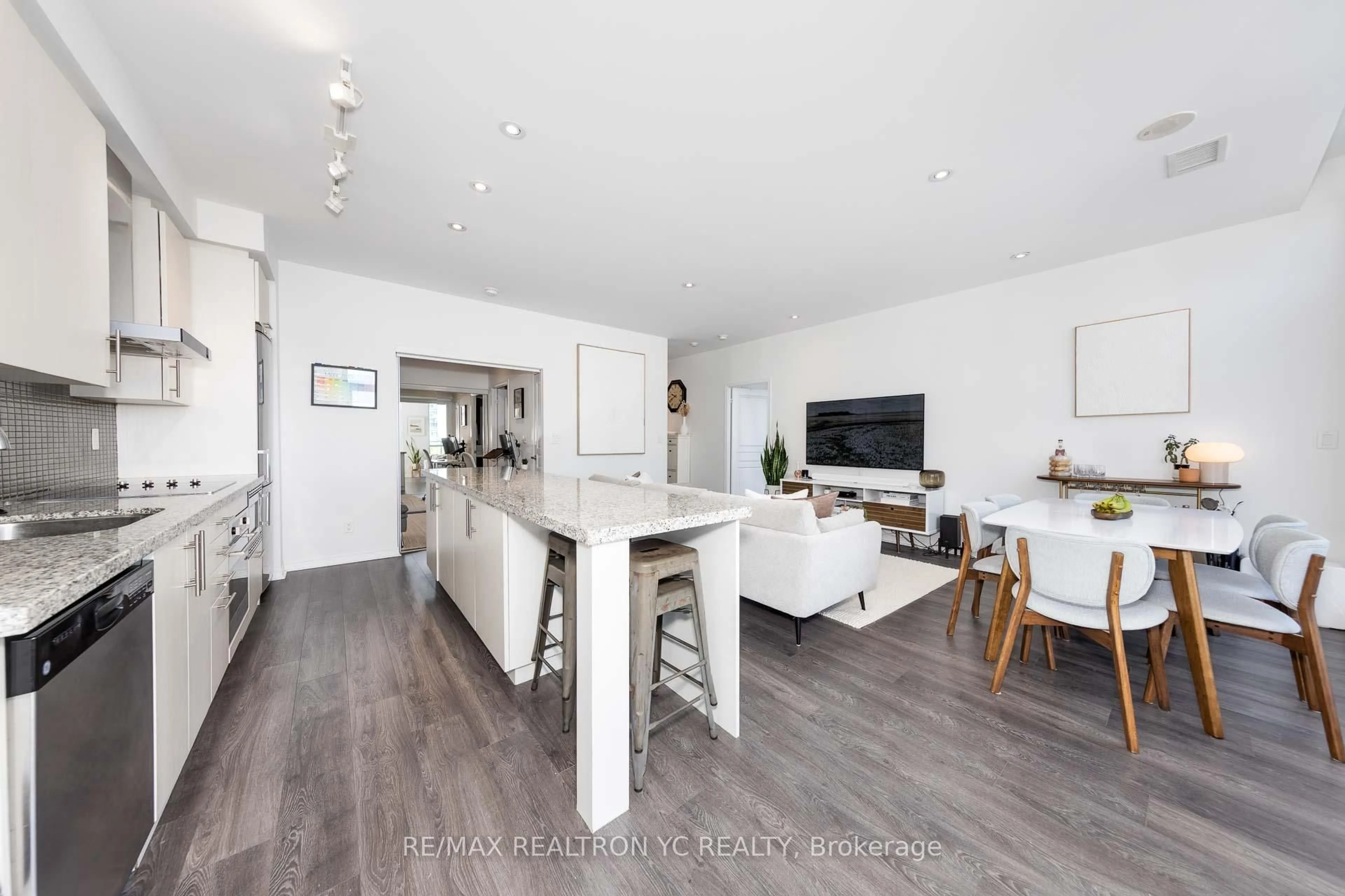 Open concept kitchen, wood/laminate floor for 352 Front St #PH9, Toronto Ontario M5V 0K3