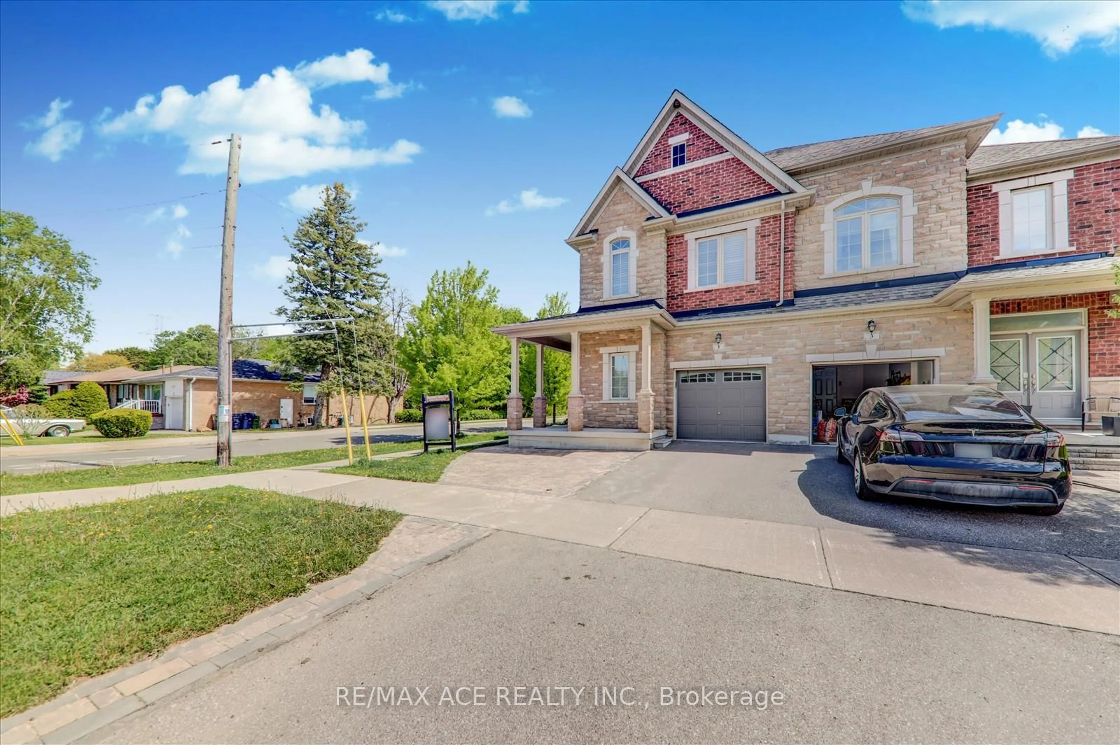 A pic from outside/outdoor area/front of a property/back of a property/a pic from drone, street for 1 Goldthread Terr, Toronto Ontario M3H 0B8