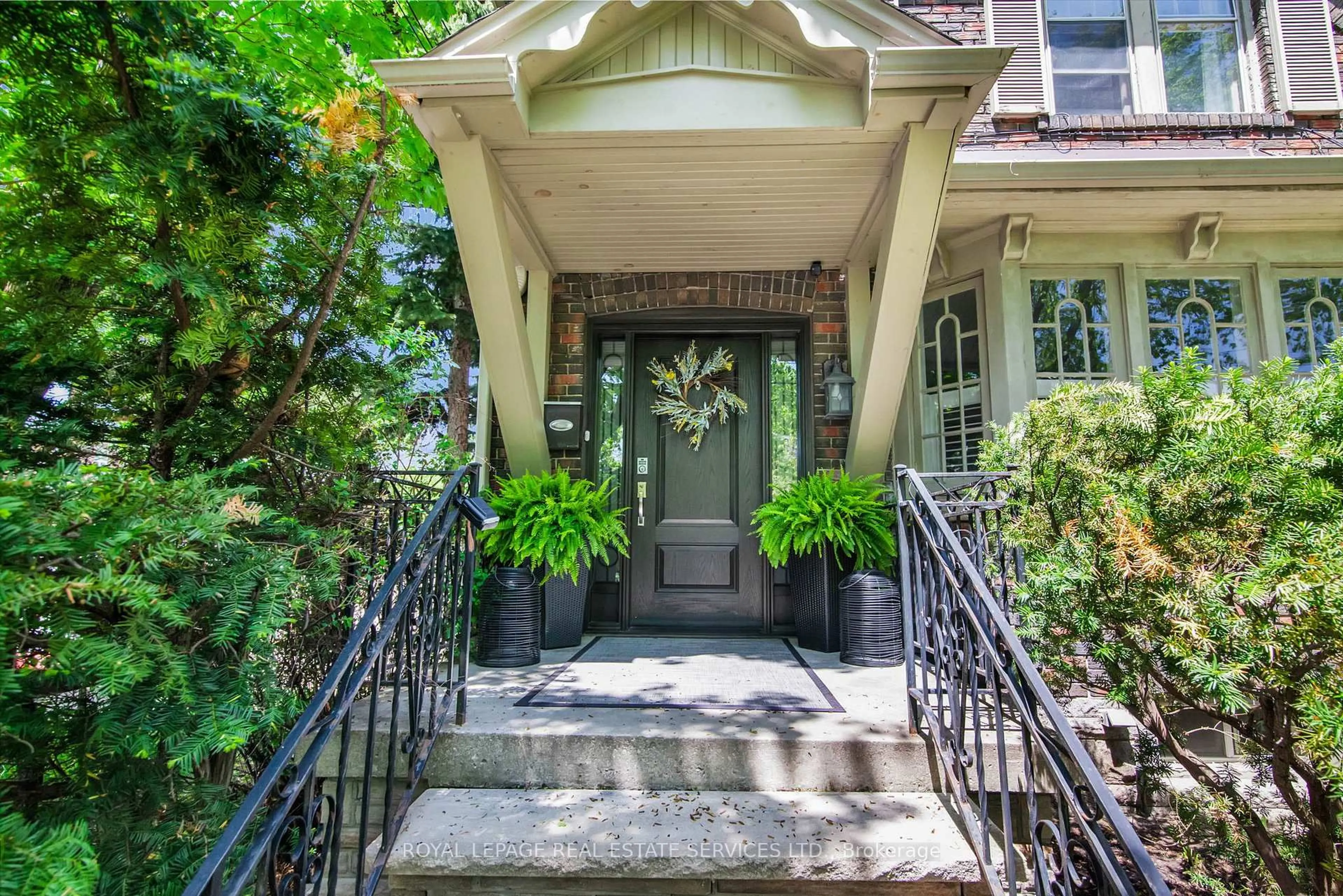 Indoor entryway for 224 Brookdale Ave, Toronto Ontario M5M 1P5